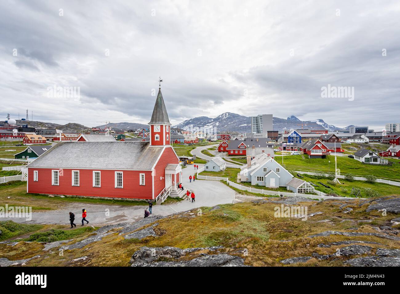 Vue panoramique sur l'église notre Sauveur - bâtiment emblématique en bois rouge et la ville de Nuuk à Nuuk, Groenland, le 20 juillet 2022 Banque D'Images