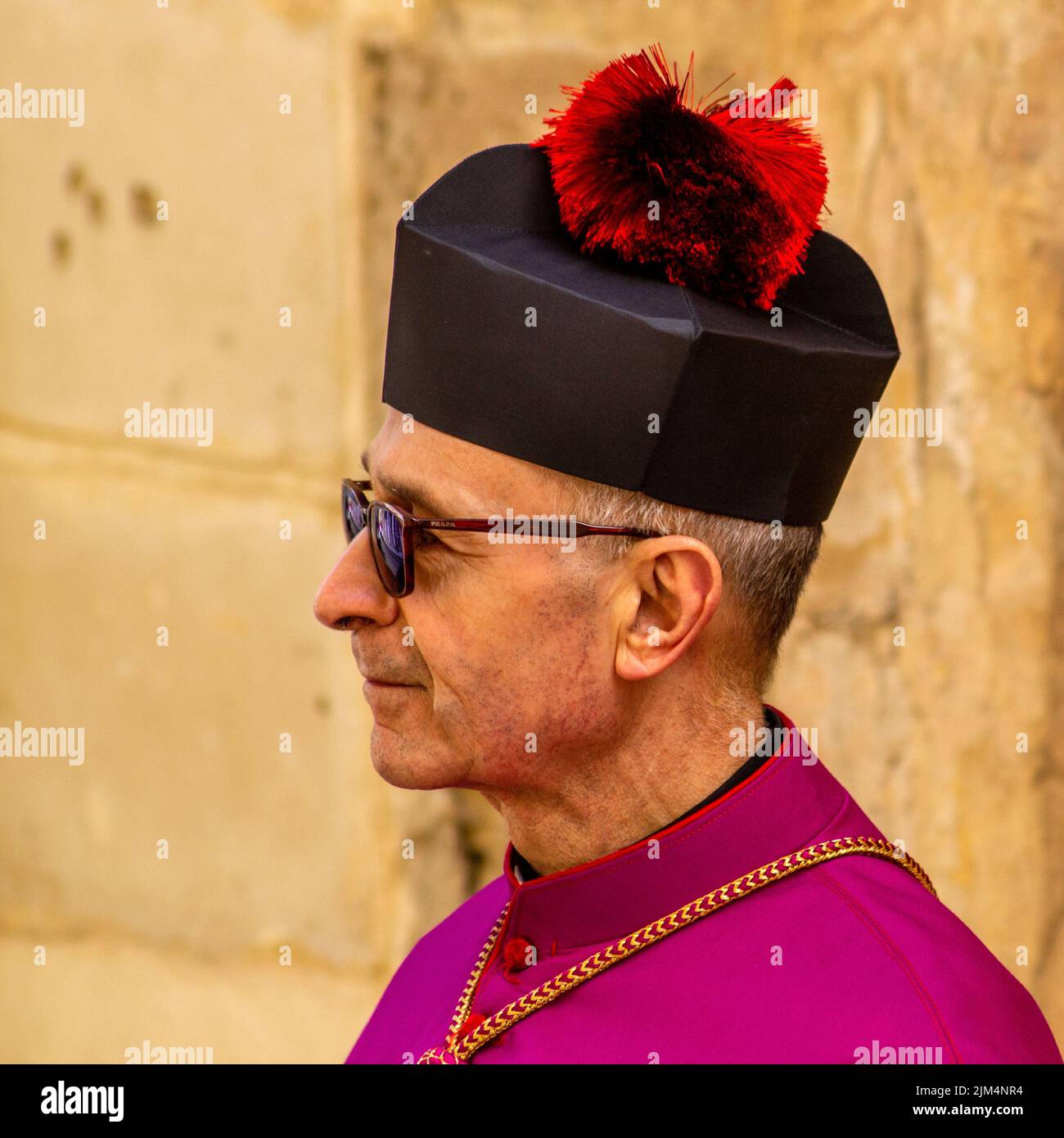 Monseigneur de la cathédrale Mdina Mdina Métropolitaine portant le birremtum Banque D'Images
