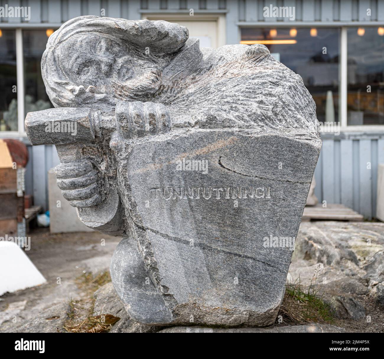 Gros plan de la sculpture en pierre de l'homme ciselant la roche avec un marteau à Nuuk, au Groenland, le 20 juillet 2022 Banque D'Images