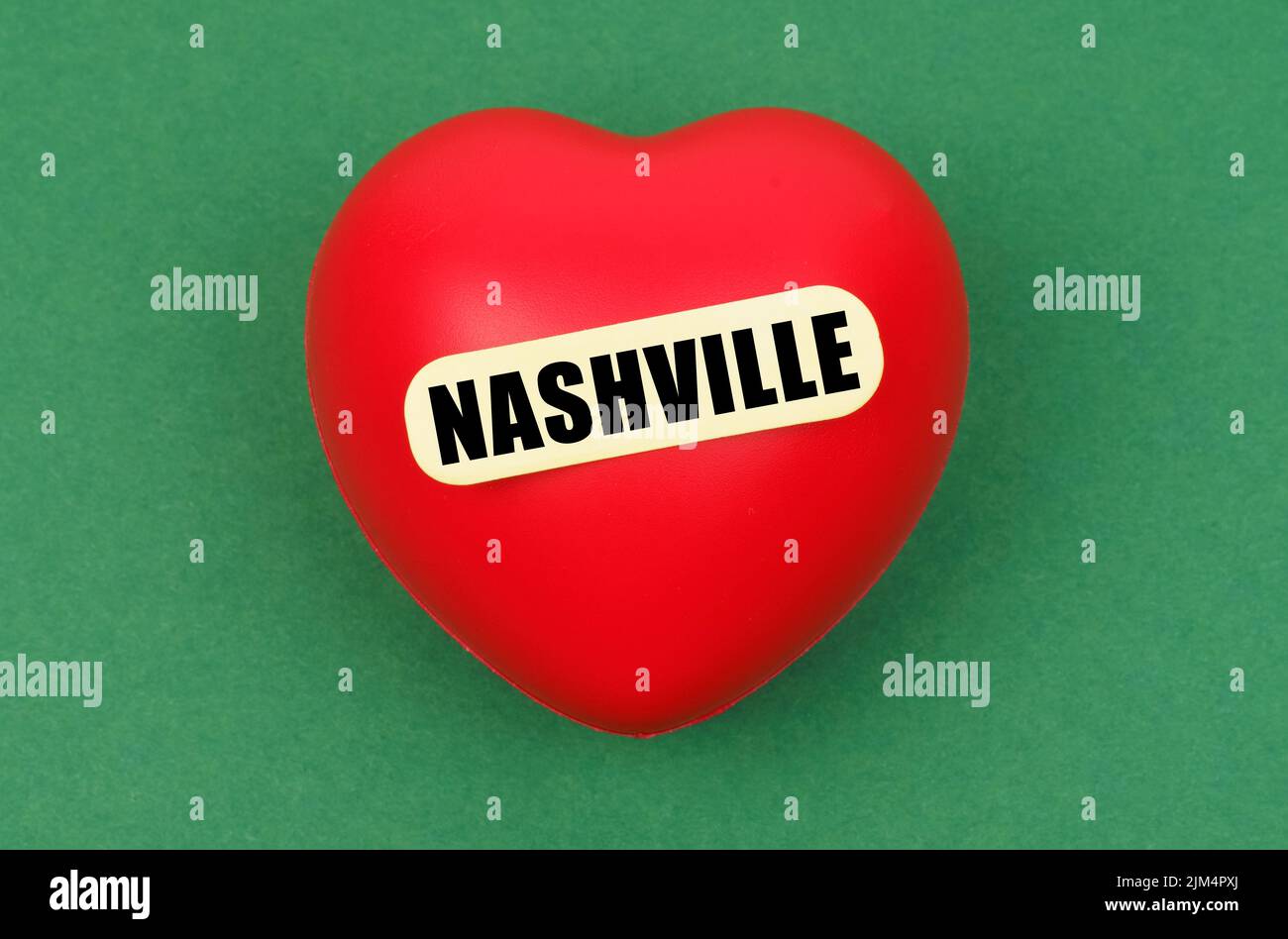 Amour pour la ville, patrie. Sur une surface verte se trouve un coeur rouge avec l'inscription - Nashville Banque D'Images