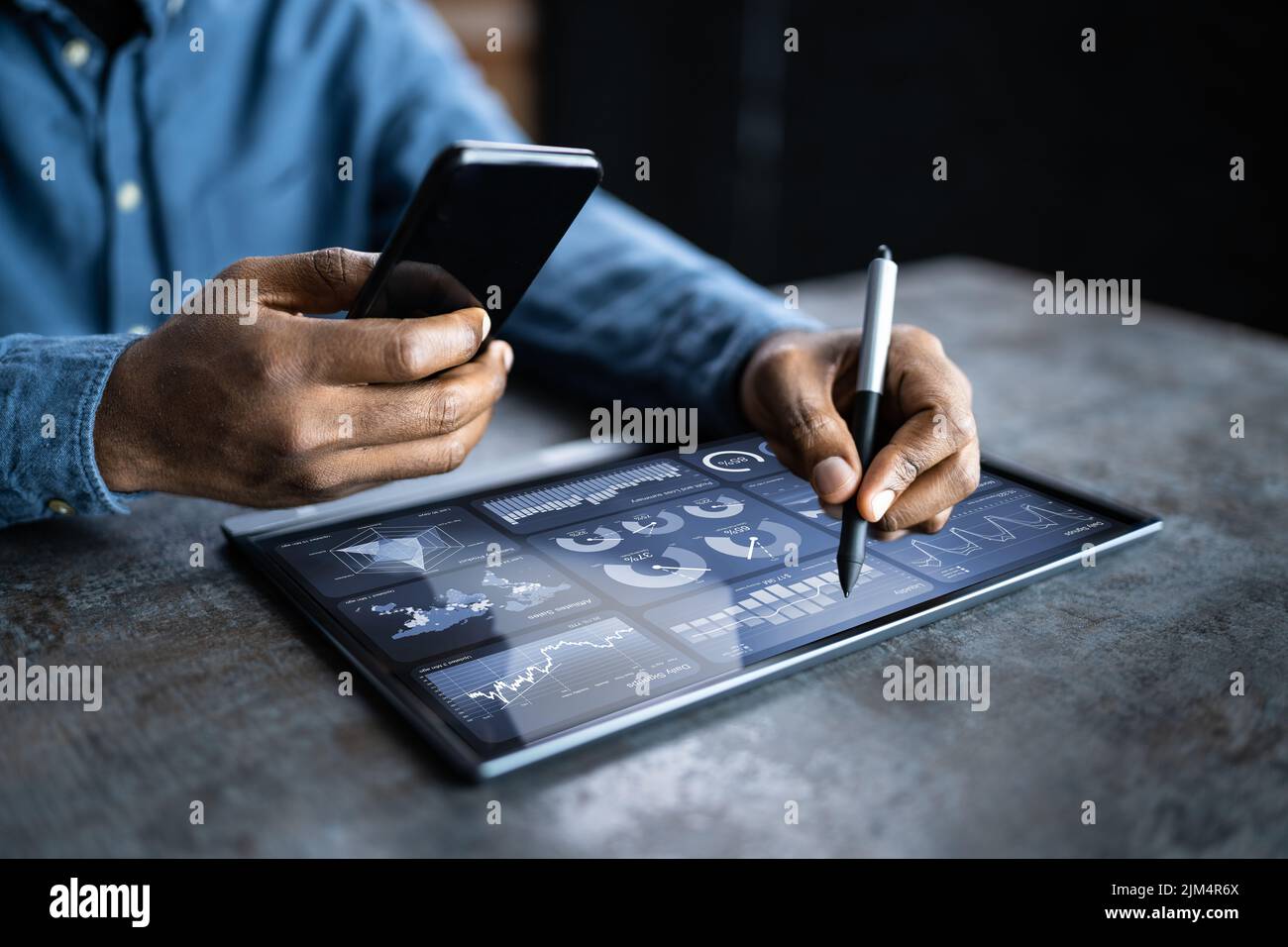 Analyste financier utilisant la technologie analytique sur tablette Banque D'Images