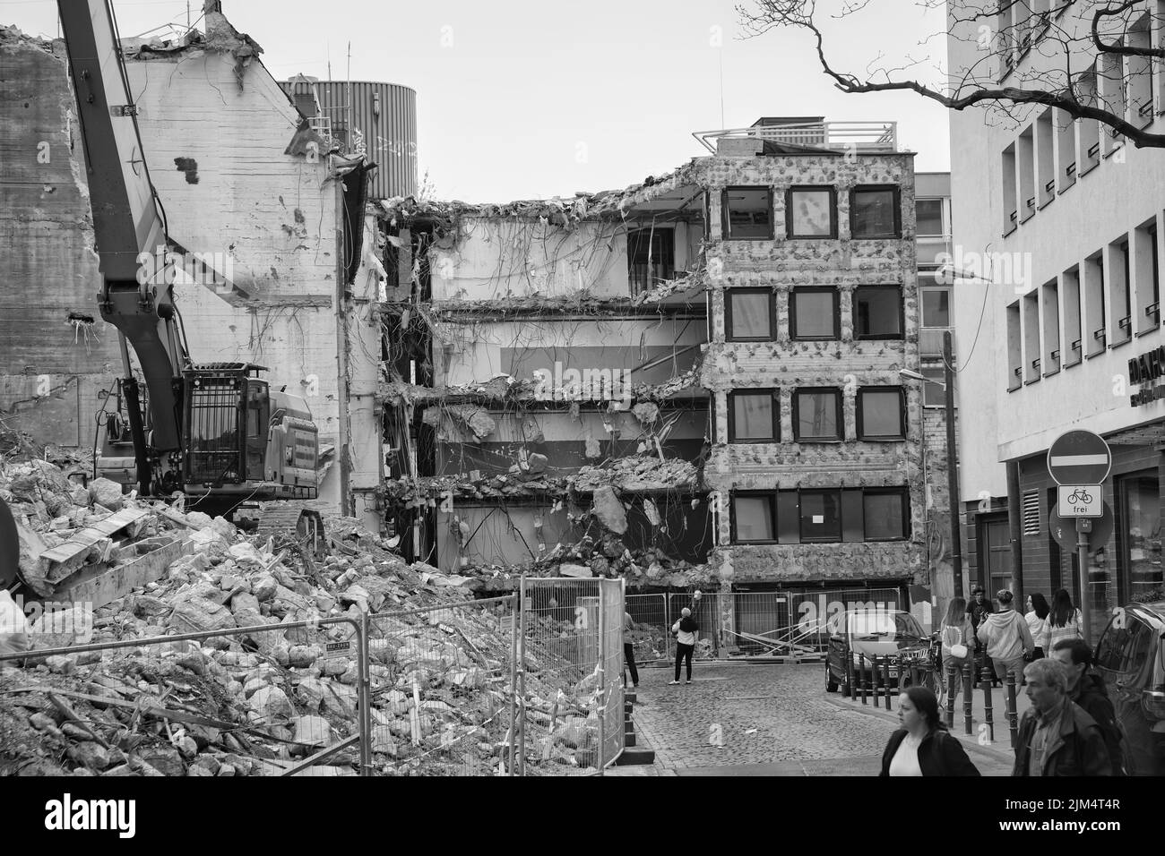 Travaux de démolition dans le centre-ville de Cologne près de la cathédrale de Cologne, noir et blanc phpto Banque D'Images