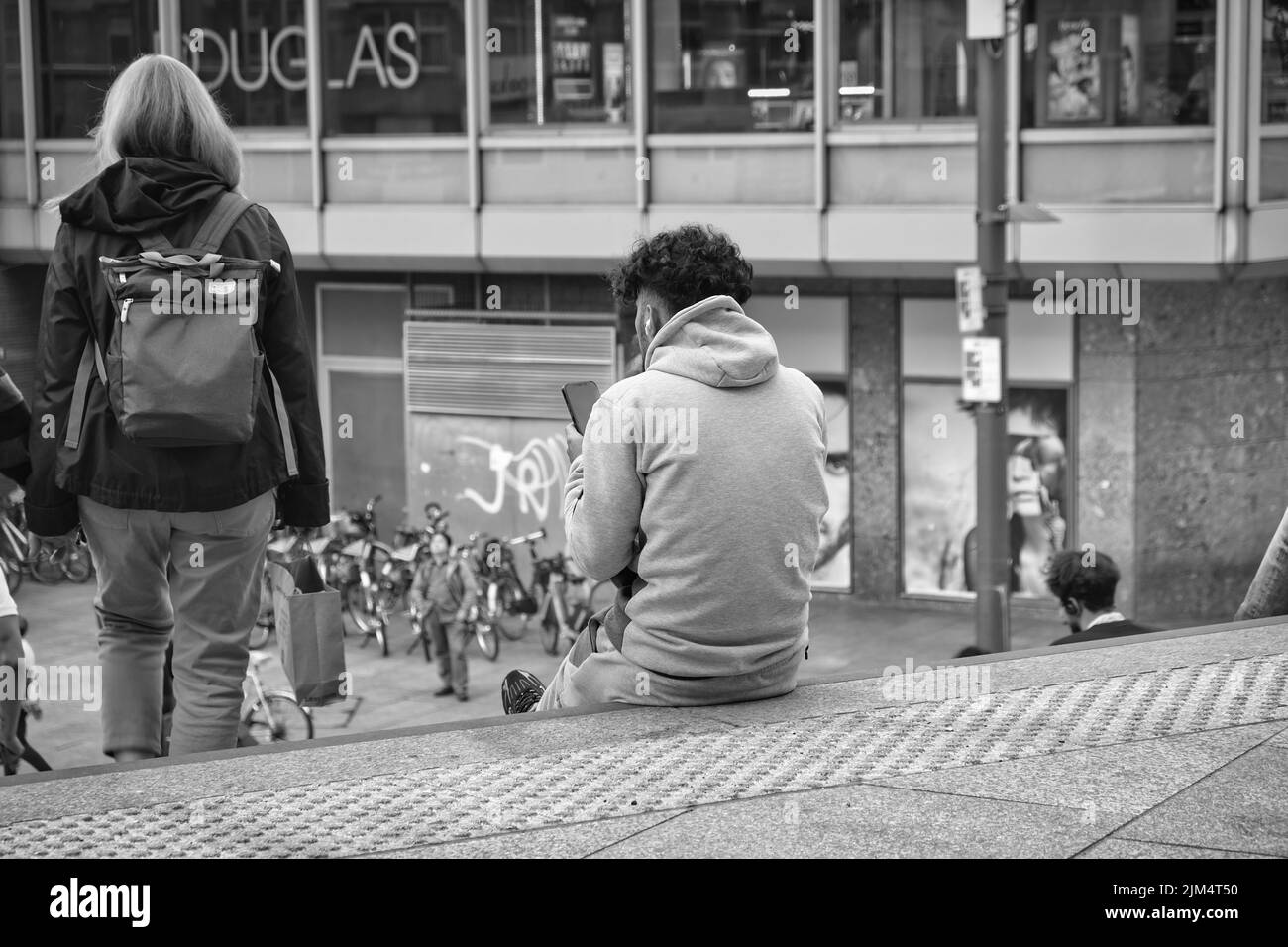 Photo de rue près de la cathédrale de Cologne et de la gare centrale de Cologne en noir et blanc Banque D'Images