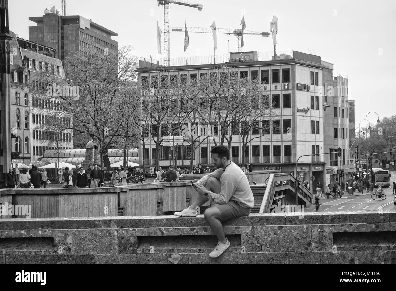 Photo de rue près de la cathédrale de Cologne et de la gare centrale de Cologne en noir et blanc Banque D'Images
