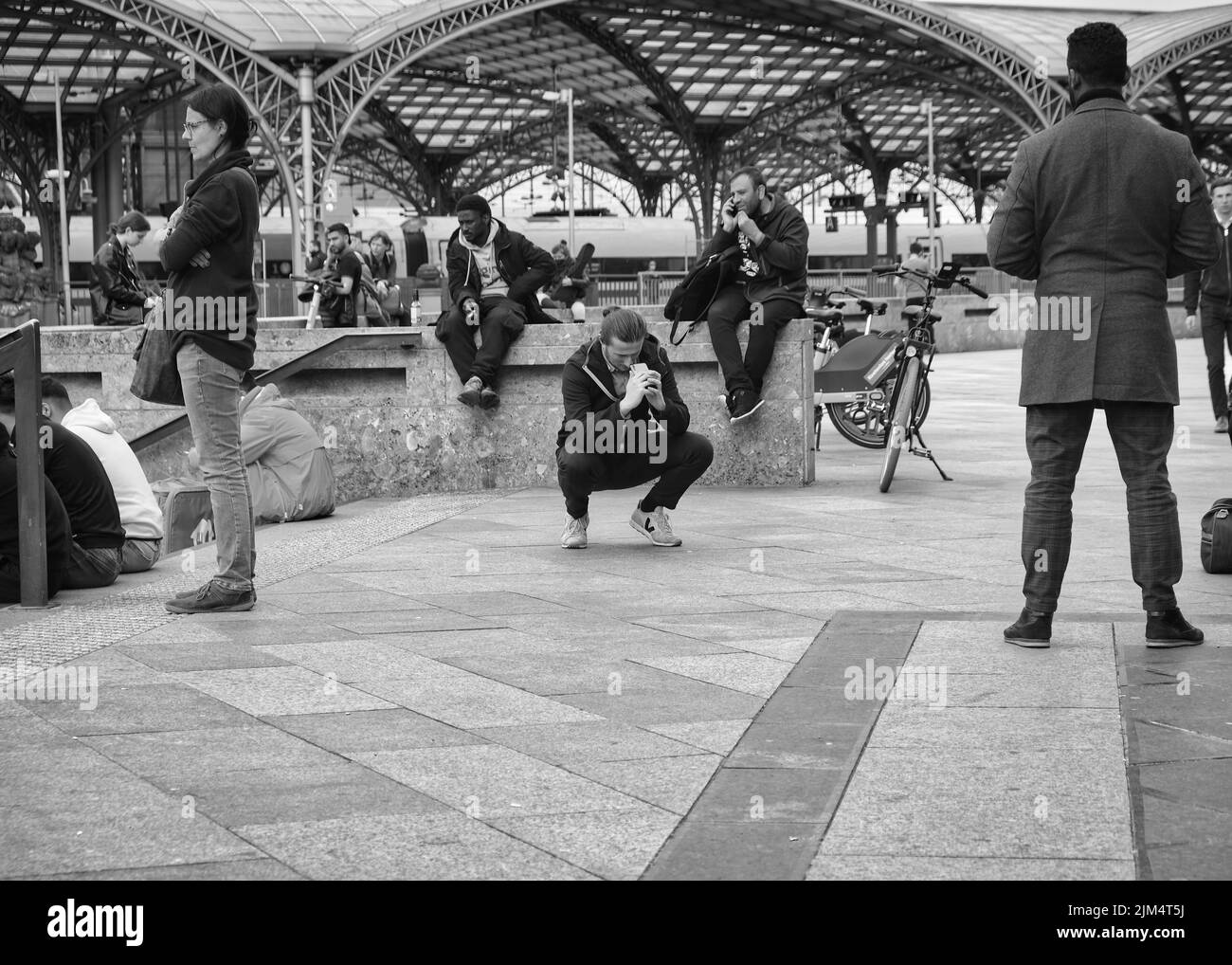 Photo de rue près de la cathédrale de Cologne et de la gare centrale de Cologne en noir et blanc Banque D'Images