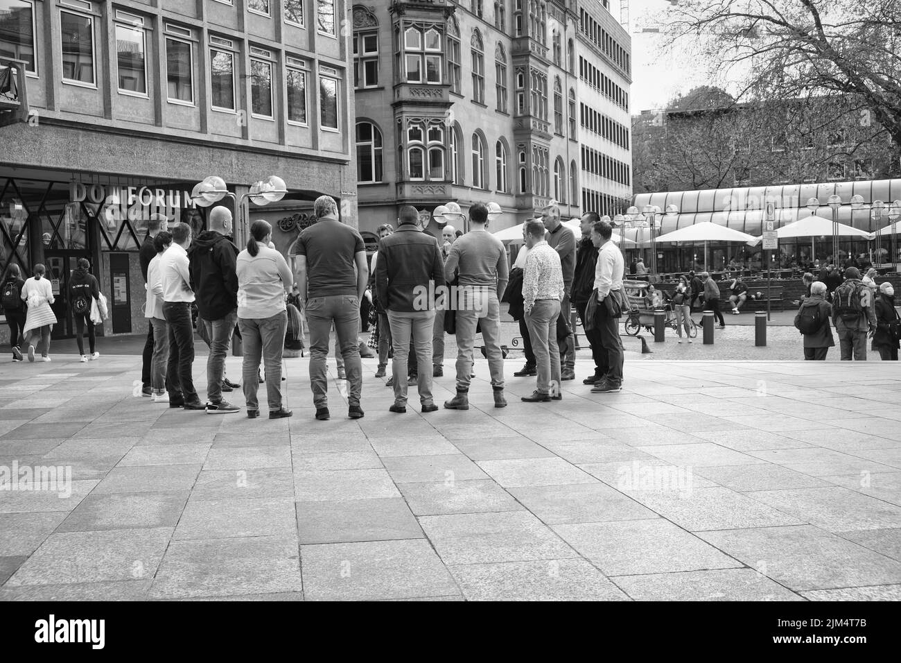 Photo de rue près de la cathédrale de Cologne et de la gare centrale de Cologne en noir et blanc Banque D'Images