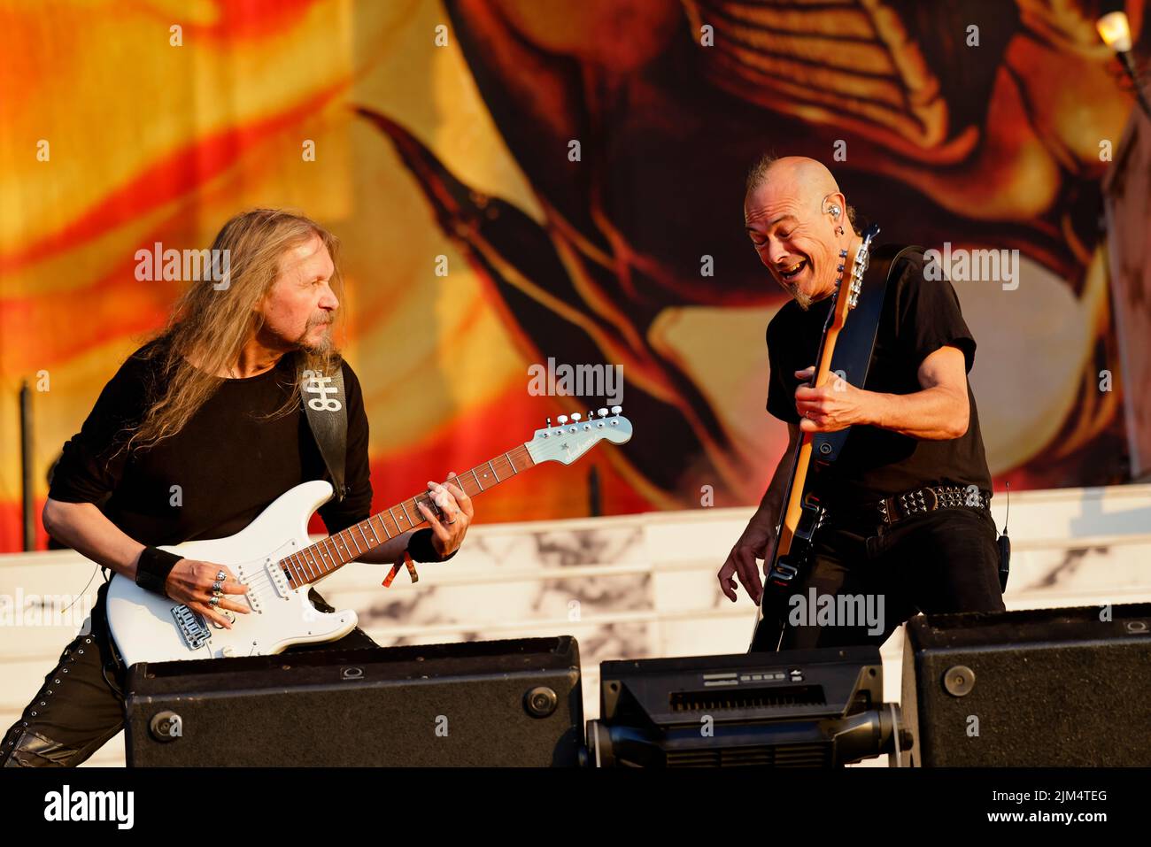 Wacken, Allemagne. 04th août 2022. Le guitariste Mike Wead (l) et le bassiste Joey Vera jouent lors d'une représentation du groupe danois « Mercyful Fate » à WOA - Wacken Open Air. Le WOA est considéré comme le plus grand festival de métaux lourds du monde. Credit: Frank Molter/dpa/Alay Live News Banque D'Images