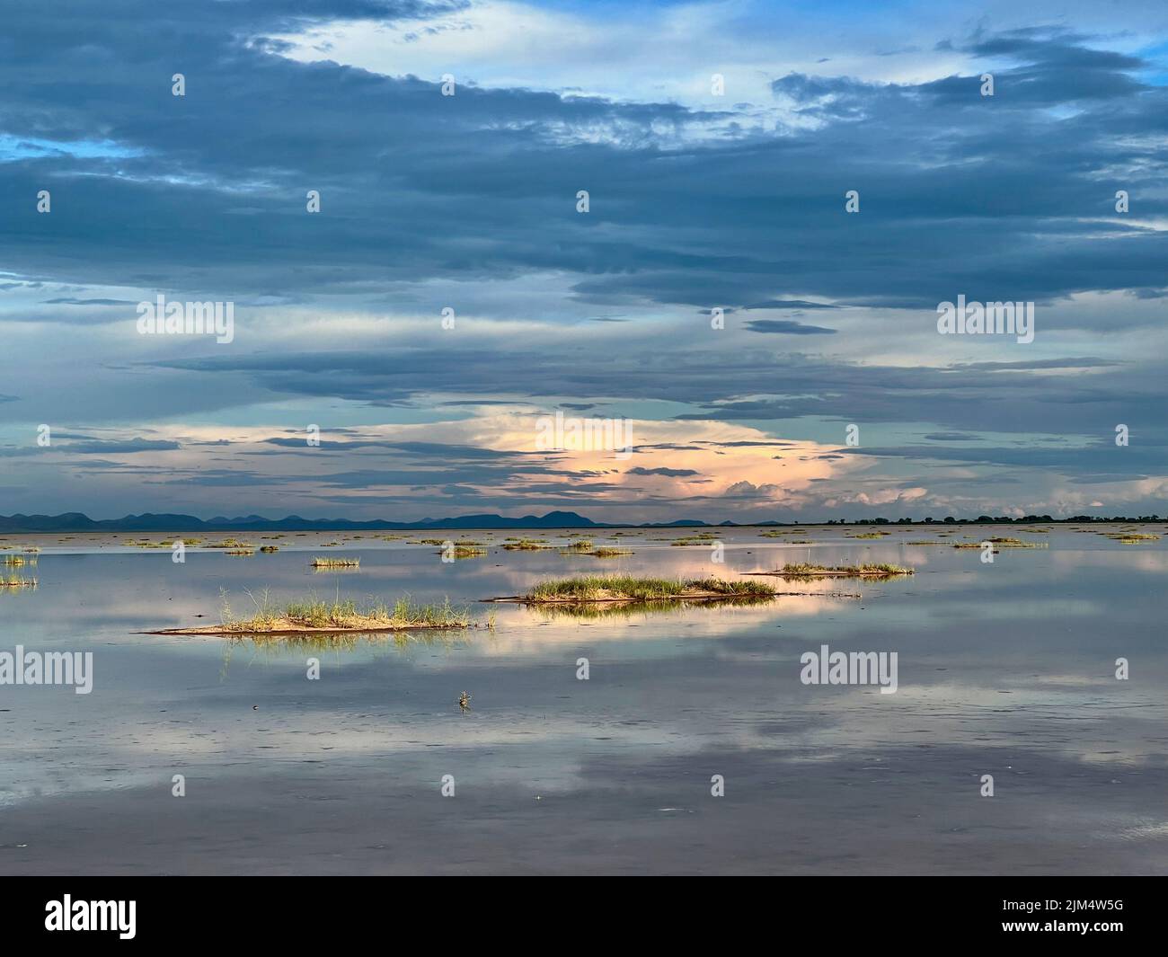 Lagune dans l'état de Chihuahua Mexique, ciel nuageux Banque D'Images