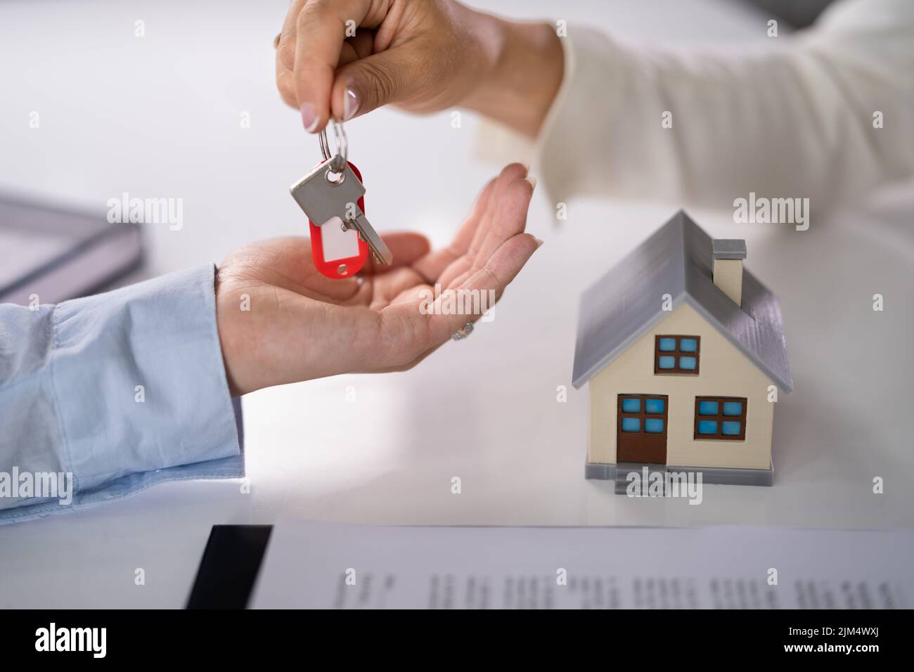 Le realtor donne des clés de maison au client après la signature du contrat Banque D'Images