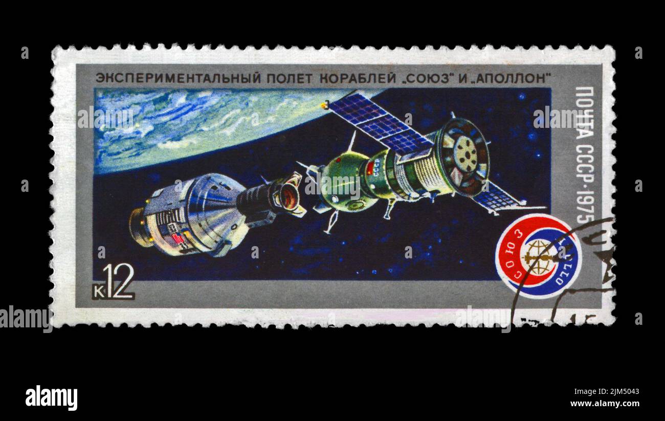 Vol expérimental Soyuz et Apollo, vers 1975. Vol spatial habité près de Earth Planet.timbre post vintage isolé sur fond noir. Banque D'Images