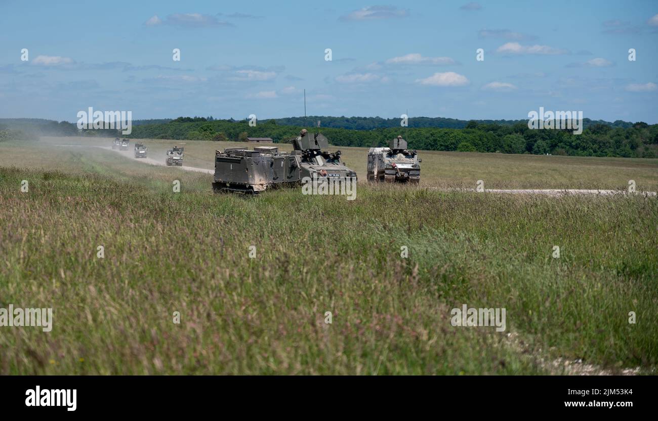 Armée britannique BvS10 véhicule blindé tout-terrain Viking en action lors d'un exercice militaire Banque D'Images