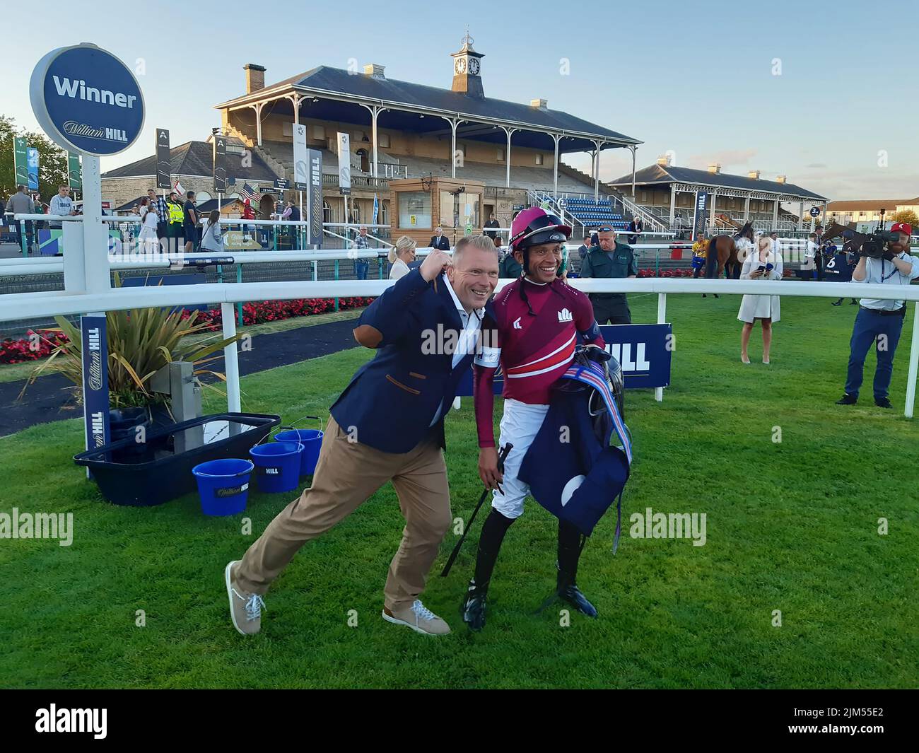 Londres et Matt Chapman, le directeur du Sud, avec Sean Levey, qui a apprécié un tour de chapeau de victoires la nuit à l'hippodrome de Doncaster. Date de la photo: Jeudi 4 août 2022. Banque D'Images