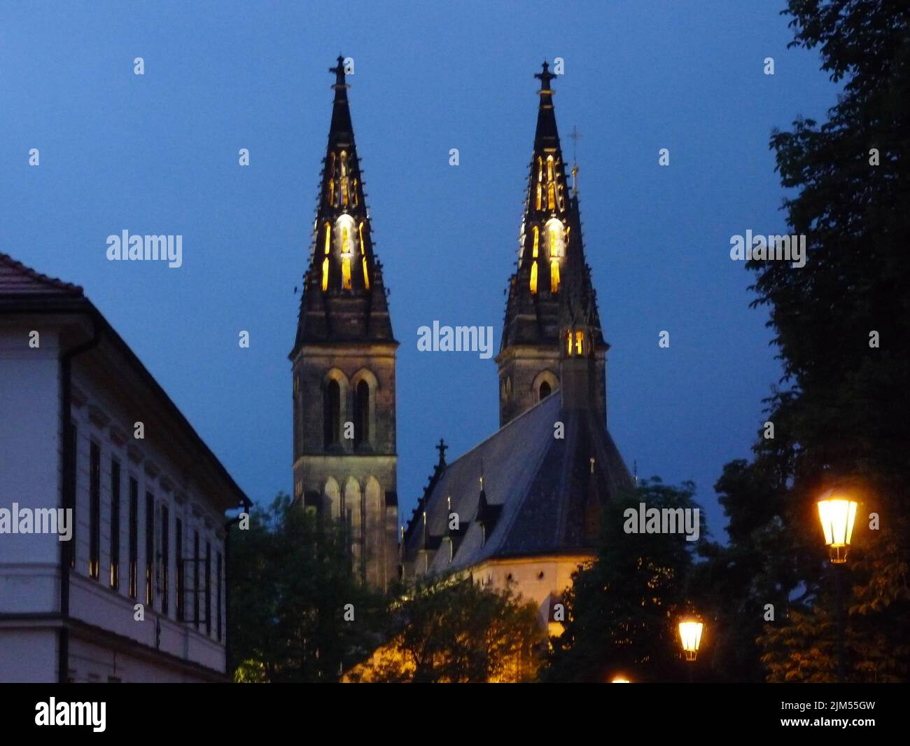 Une vue panoramique de la basilique Saint-Pierre et Saint-Paul à Prague, la nuit en Tchéquie Banque D'Images