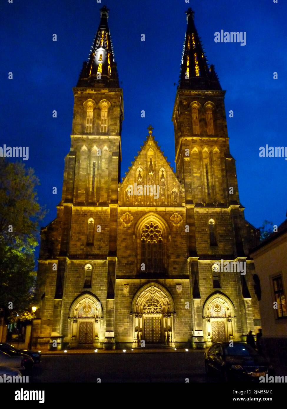 Un cliché vertical de la basilique Saint-Pierre et Saint-Paul à Prague, la nuit en Tchéquie Banque D'Images