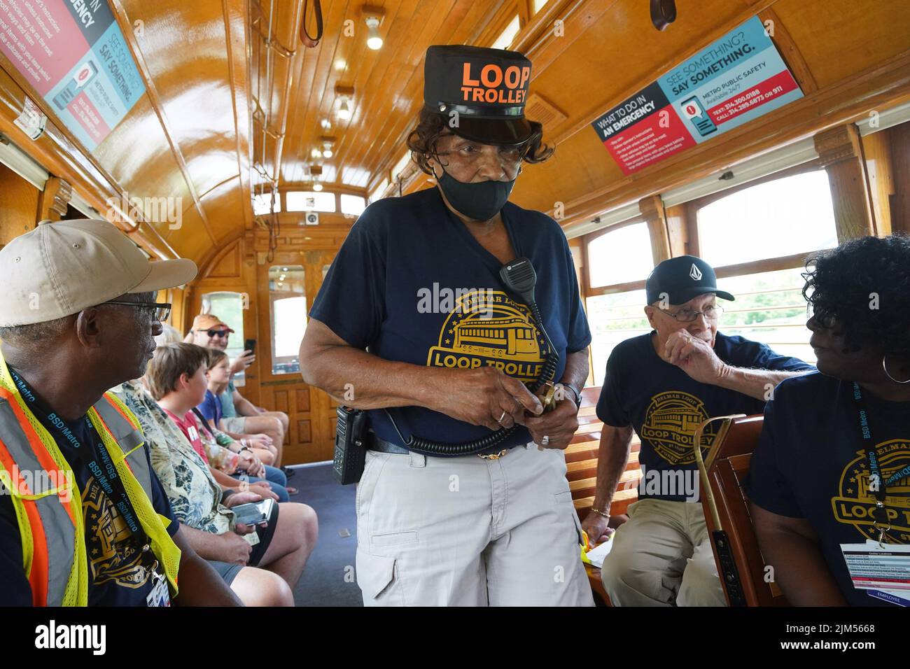 St. Louis, États-Unis. 04th août 2022. Odessa Martin, opérateur de tramway en boucle, effectue tous les contrôles de sécurité avant de conduire le premier jour d'exploitation à Saint-Louis, jeudi, 4 août 2022. Le Loop Trolley est une ligne de tramway de 2,2 kilomètres, à 10 stations, située dans la zone Delmar Loop du Grand Saint-Louis. Le système a fonctionné de 2018 à 2019, puis s'est arrêté lorsque les recettes étaient en deçà des prévisions. Les fonctionnaires fédéraux ont déclaré que St. Louis aurait à rendre des millions de dollars d'argent de subvention si l'opération n'était pas relancée. Photo par Bill Greenblatt/UPI crédit: UPI/Alay Live News Banque D'Images