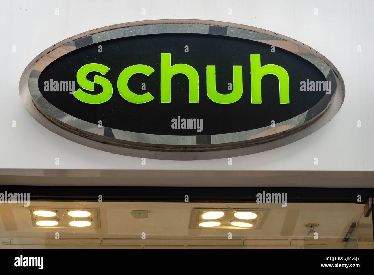 Affiche au-dessus de l'entrée du magasin de chaussures Schuh Banque D'Images