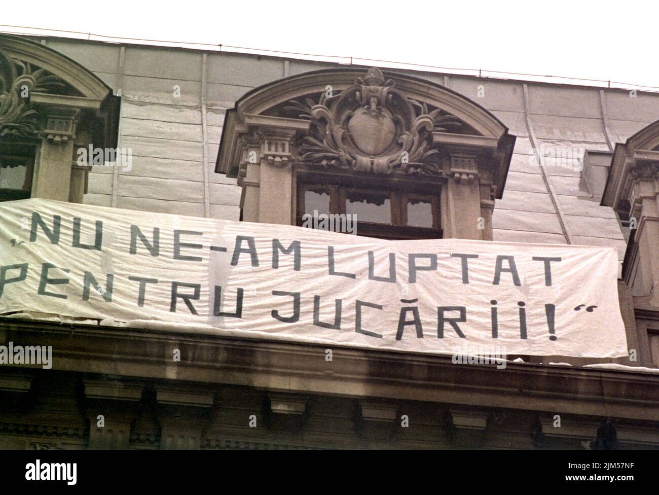 Bucarest, Roumanie, janvier 1990. « Golaniada », une importante manifestation anti-communiste sur la place de l'université après la révolution roumaine de 1989. Les gens se rassembleraient tous les jours pour protester contre les ex-communistes qui ont pris le pouvoir après la Révolution. Une grande bannière indique « nous n'avons pas luttant pour les jouets ». Banque D'Images