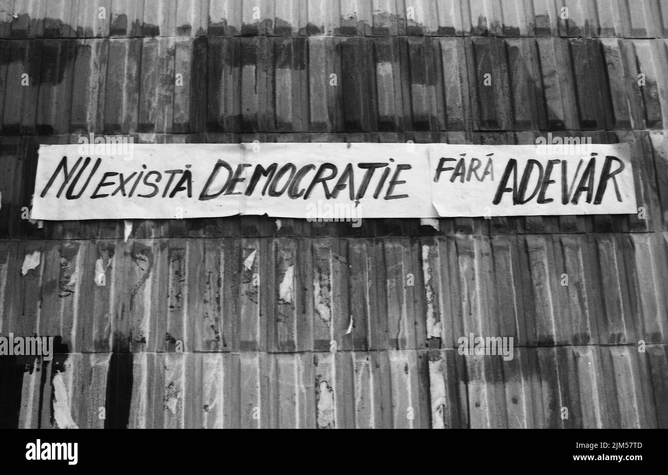 Bucarest, Roumanie, janvier 1990. Une bannière accrochée sur la place de l'université dit « il n'y a pas de démocratie sans vérité », des semaines après la révolution anticommuniste de décembre 1989, alors que les anciens dirigeants communistes se sont emparés du pouvoir. Banque D'Images