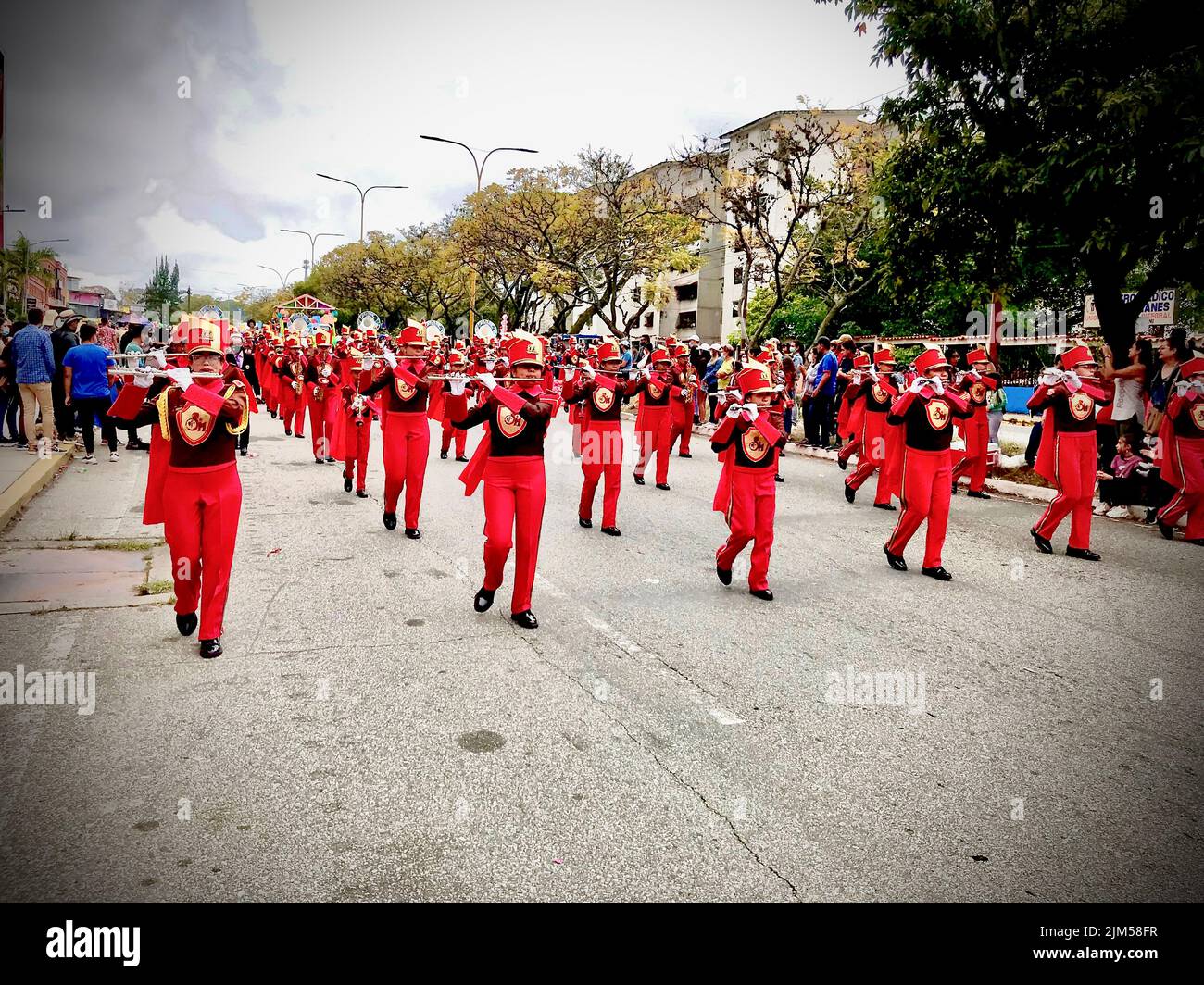 Un groupe défilant pendant la parade à Ensenada, au Mexique Banque D'Images