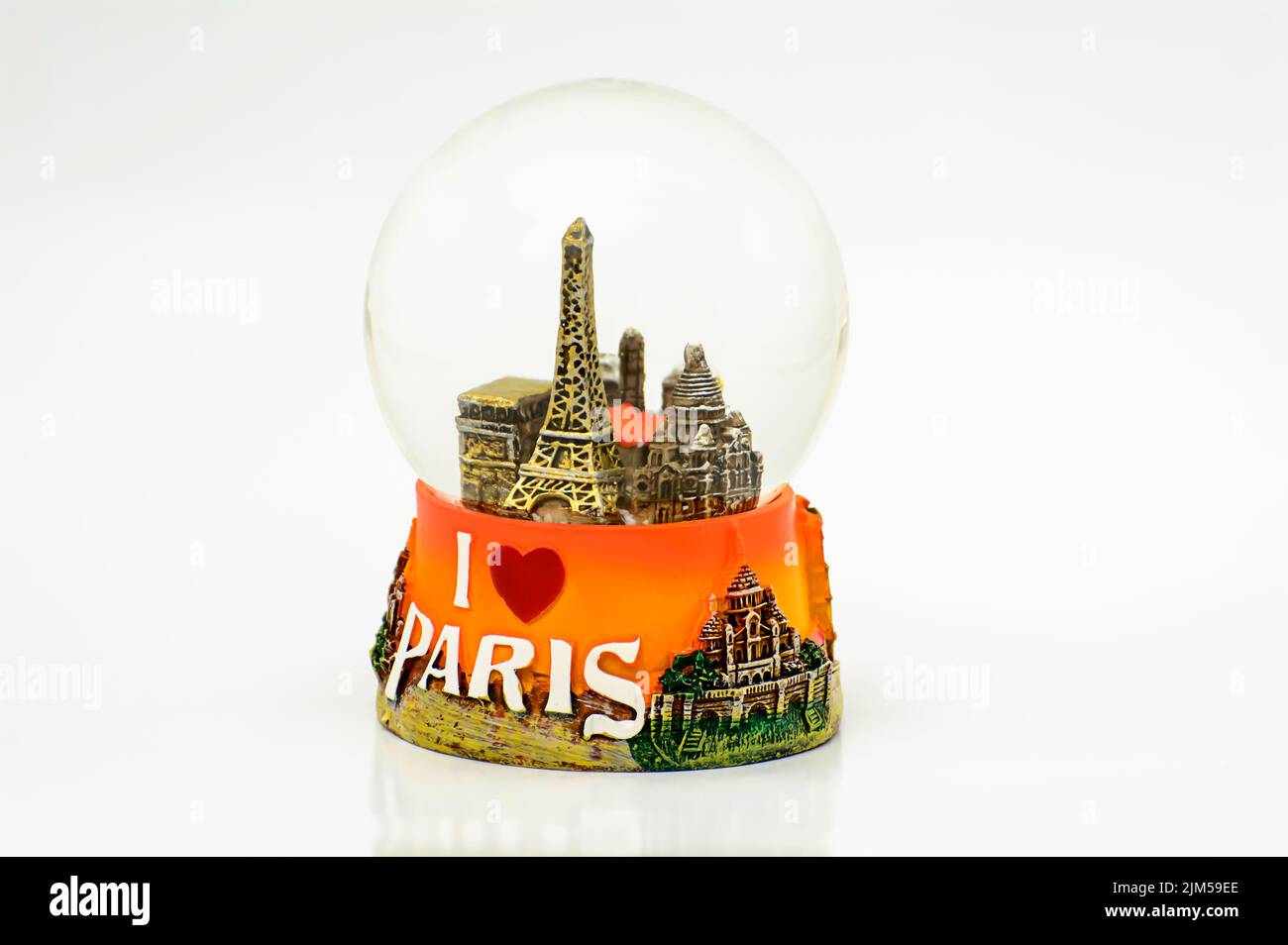 Gros plan d'un souvenir de boule à neige de la Tour Eiffel de Paris
