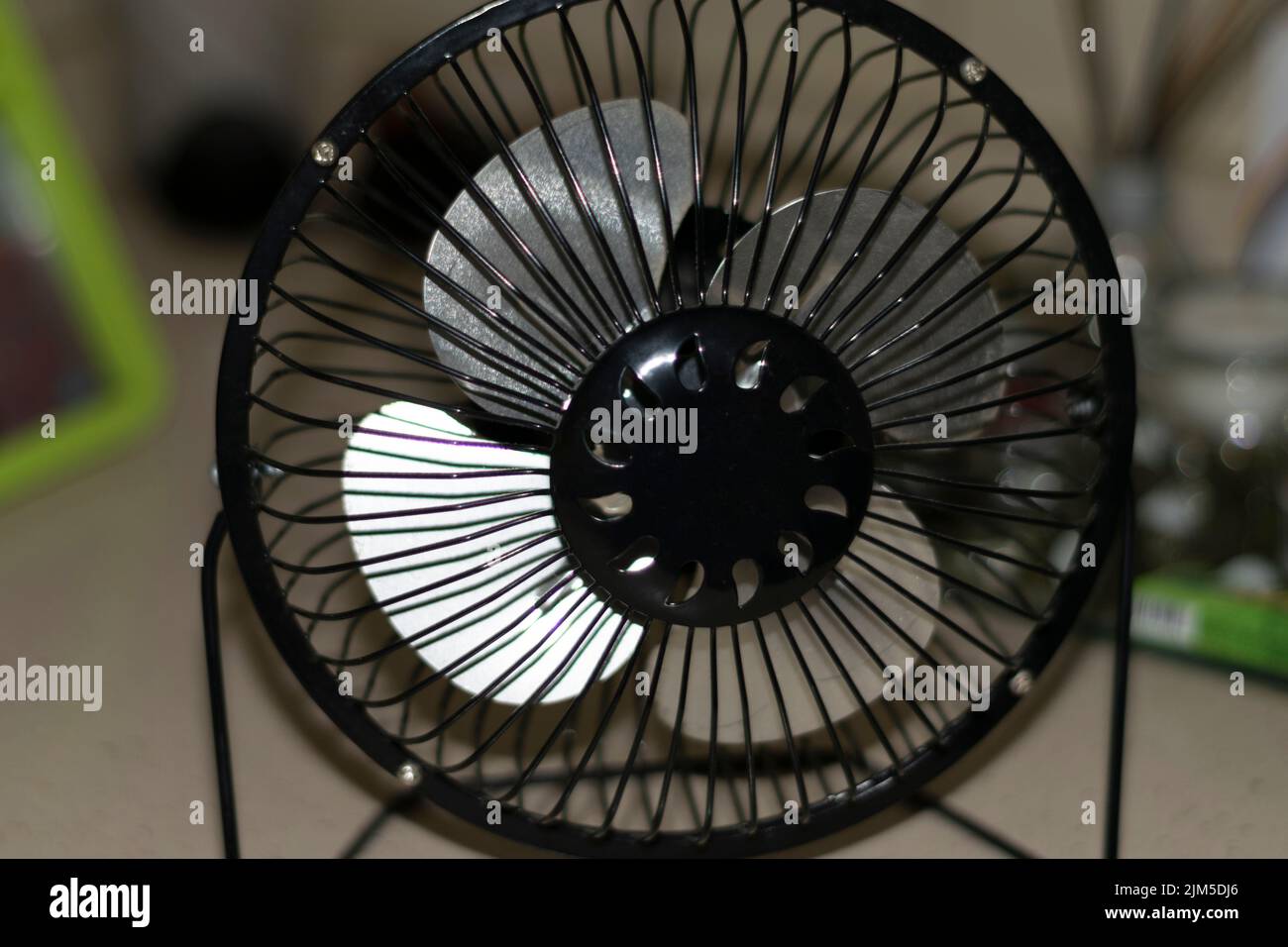 Petit ventilateur de refroidissement usb utilisé pour rafraîchir les utilisateurs lors des journées chaudes en été. Journées chaudes et coûts énergétiques. Dispositifs de refroidissement. Banque D'Images