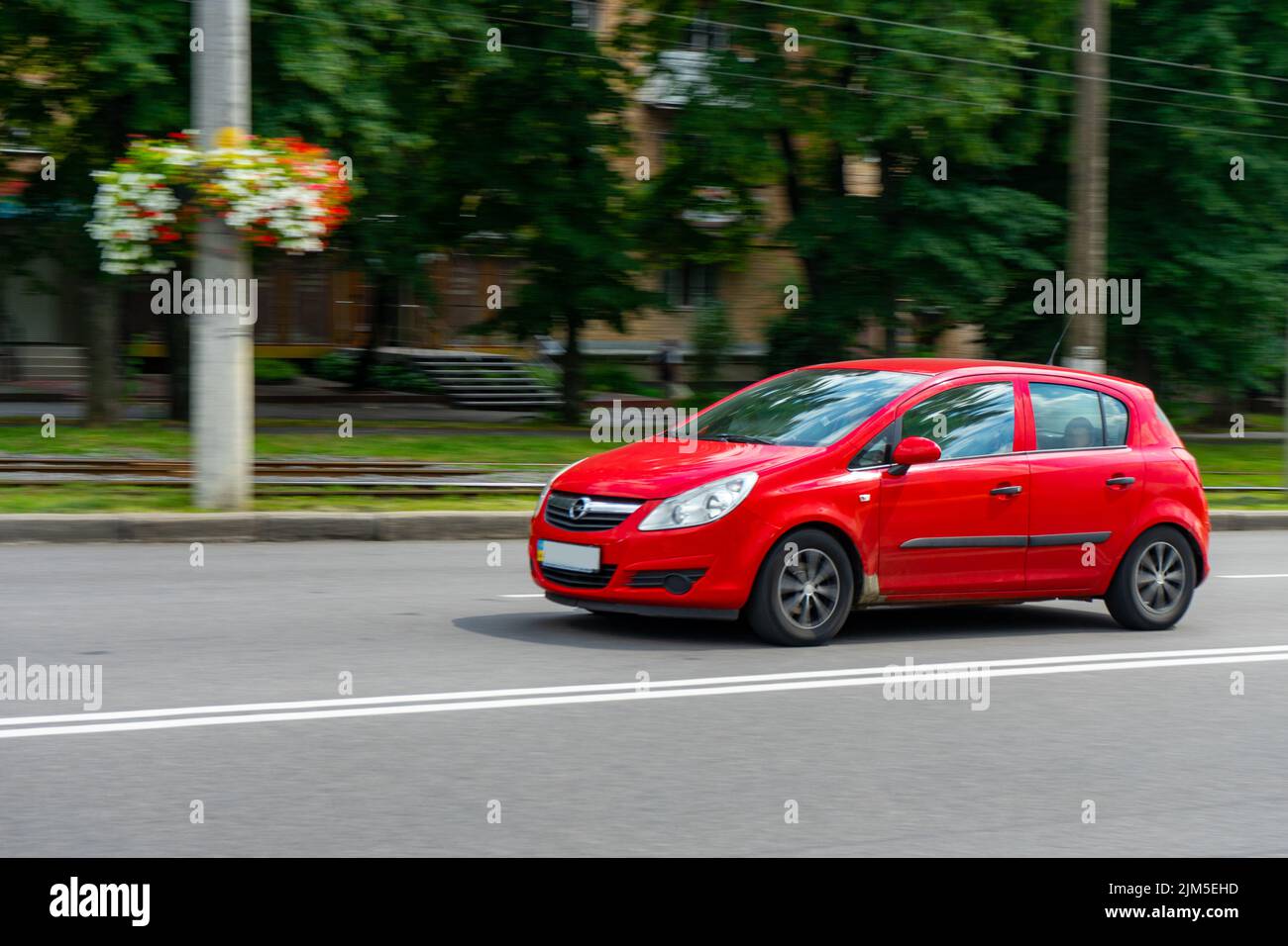 Voiture rouge Opel Corsa conduit sur la route dans la ville de Vinnitsa, Ukraine 25,07,2021. Banque D'Images