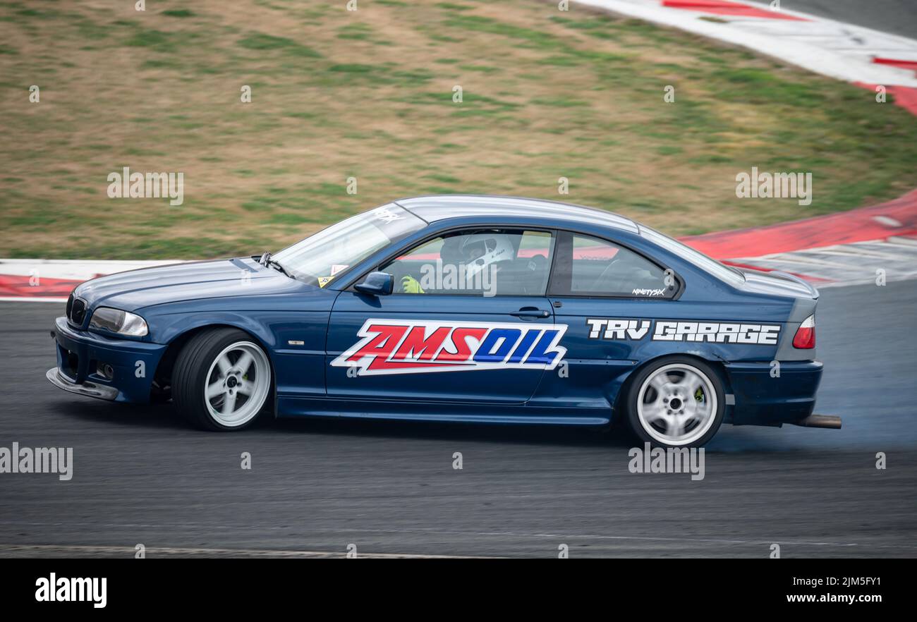 E46 dérive sur le circuit de course Banque D'Images