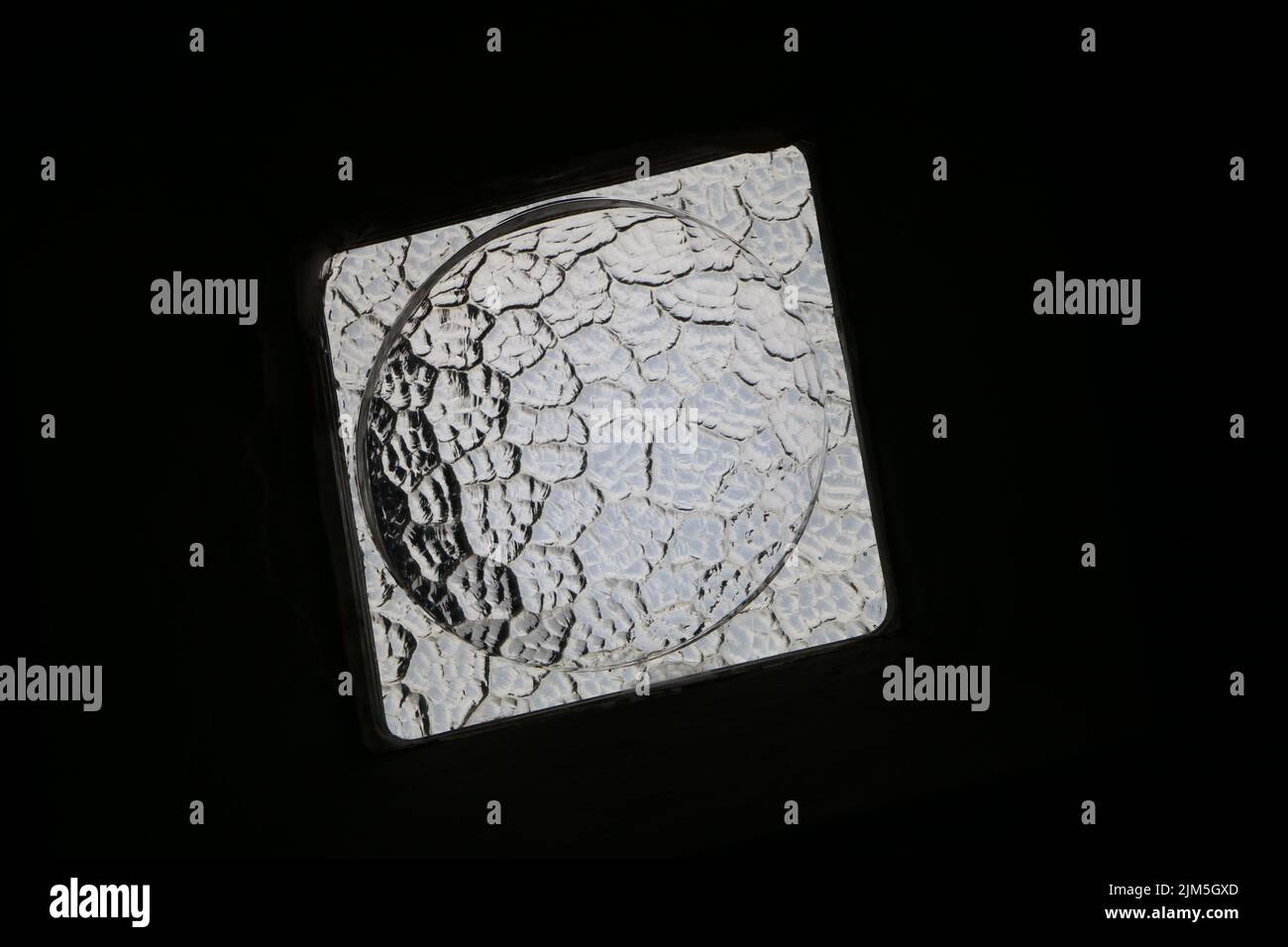 Un morceau de verre translucide grumeleux, comme la lune Banque D'Images