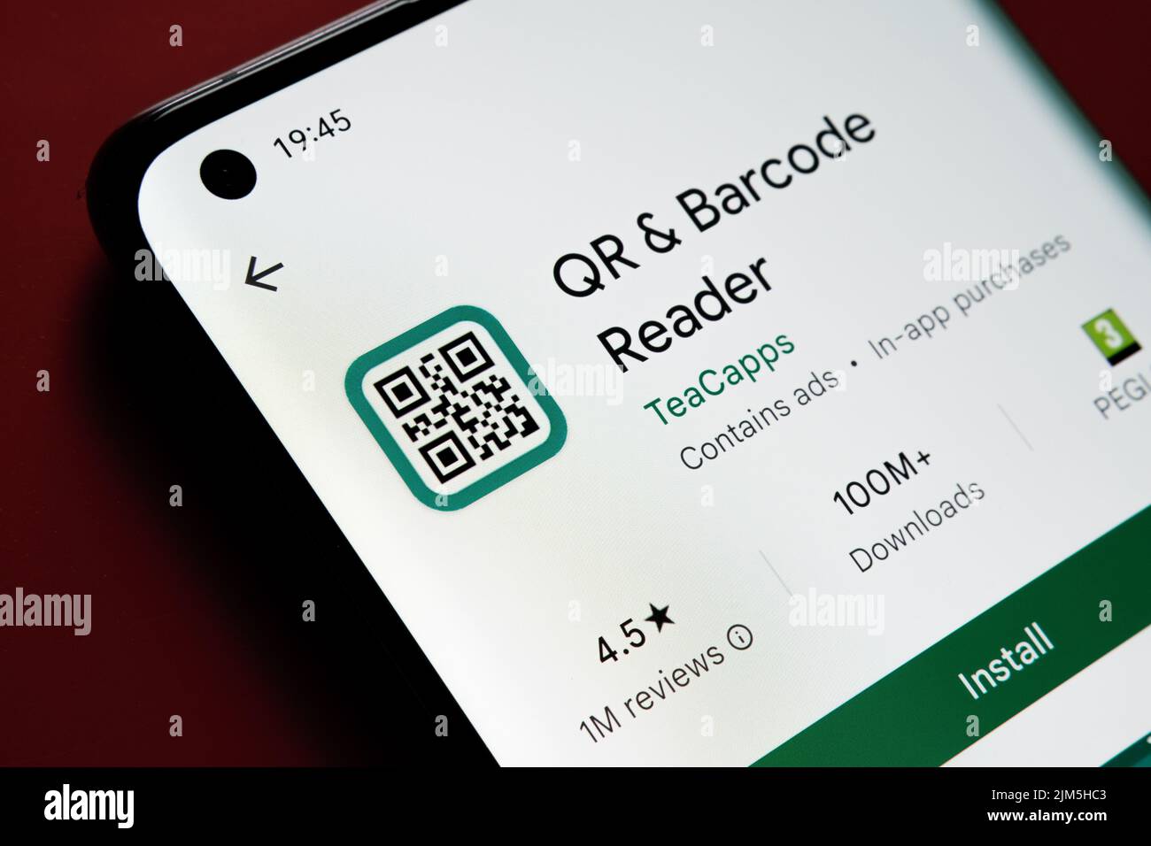 Application de lecteur de code à barres QR vue dans Google Play Store sur l'écran du smartphone placé sur fond rouge. Gros plan avec mise au point sélective. Stafford, unité Banque D'Images
