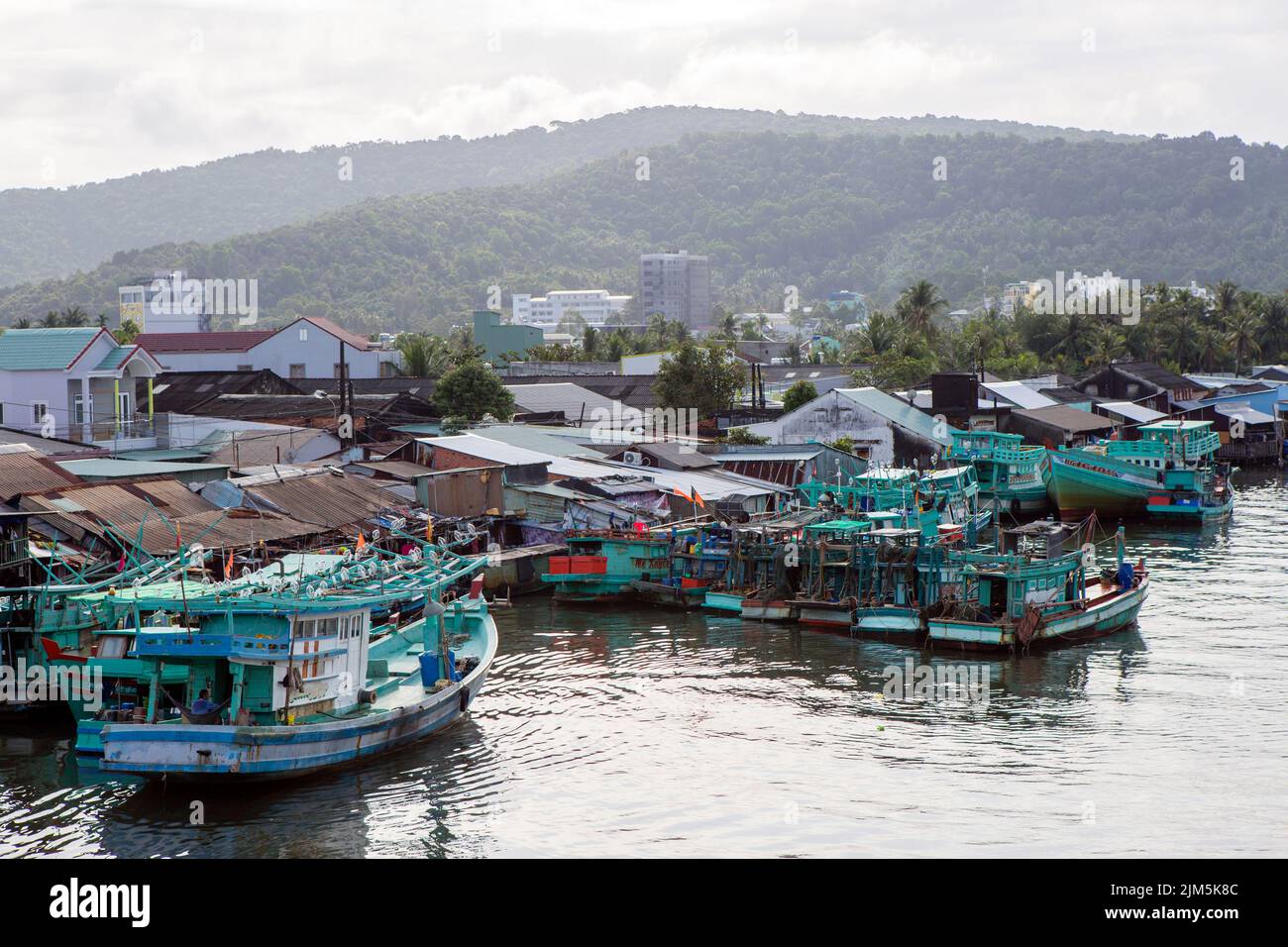 Phu Quoc, Vietnam - 25 janvier 2018: Bateaux de pêche vietnamiens sur le fleuve Duong situé dans la ville de Duong Dong sur l'île de Phu Quoc, Vietnam. Banque D'Images