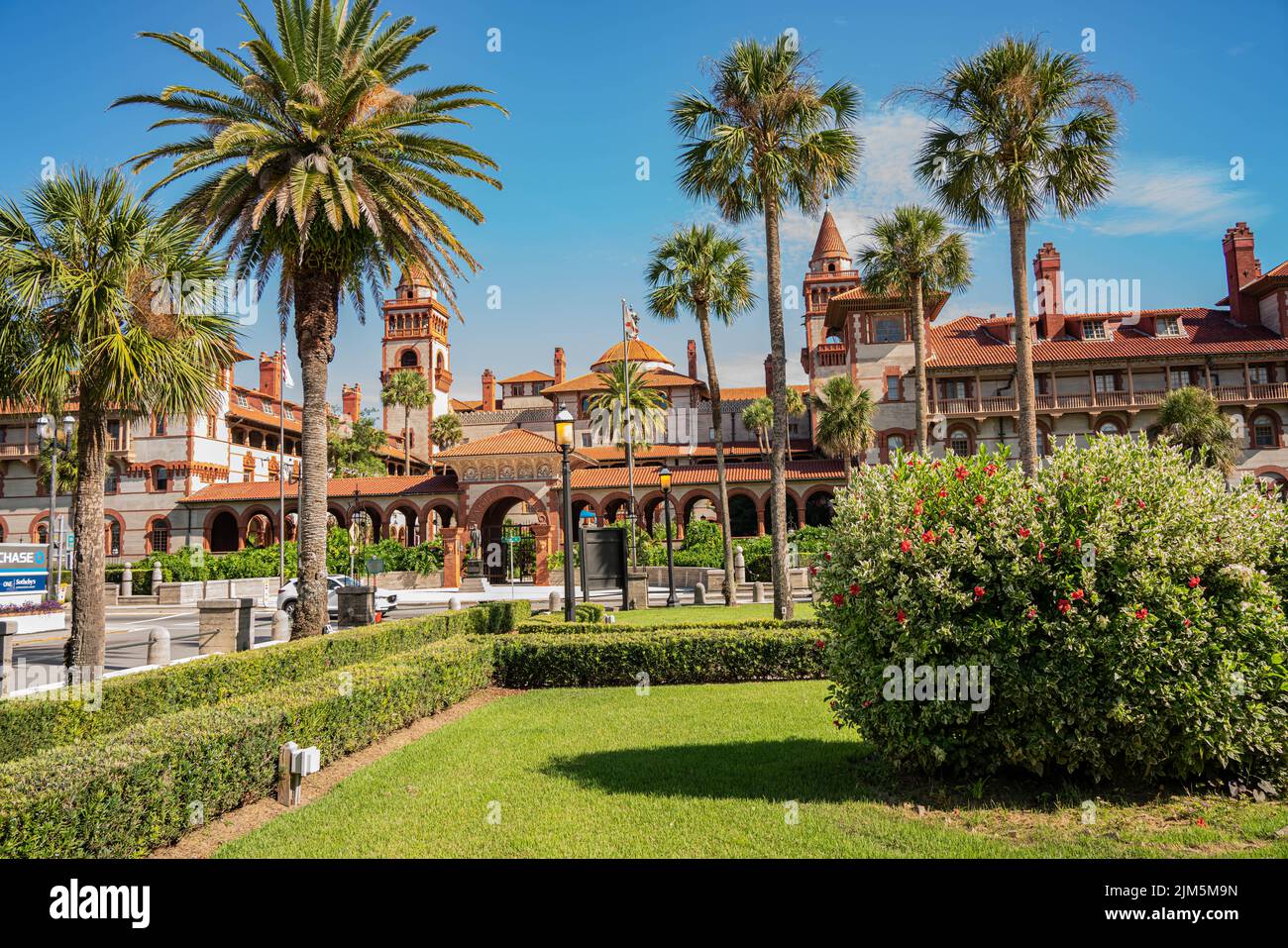 Saint Augustine, Floride, États-Unis - 24 juillet 2022: Vue sur un bâtiment du campus de Flagler College of Liberal Arts dans le style espagnol Banque D'Images