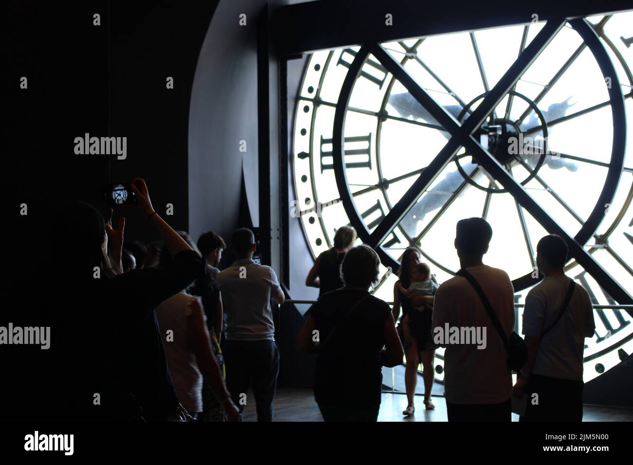 Paris, France. 5th août 2022. Les touristes se pressent devant une horloge au Musée d'Orsay. Credit: Aldercy Carling/ Alamy Live News Banque D'Images