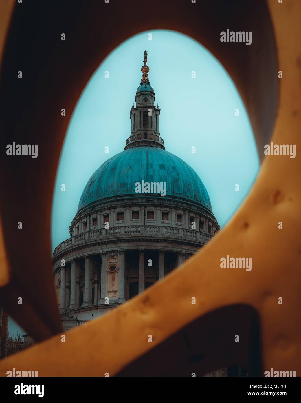 Vue sur la cathédrale Saint-Paul de Londres, en Angleterre, depuis un trou sculpté Banque D'Images