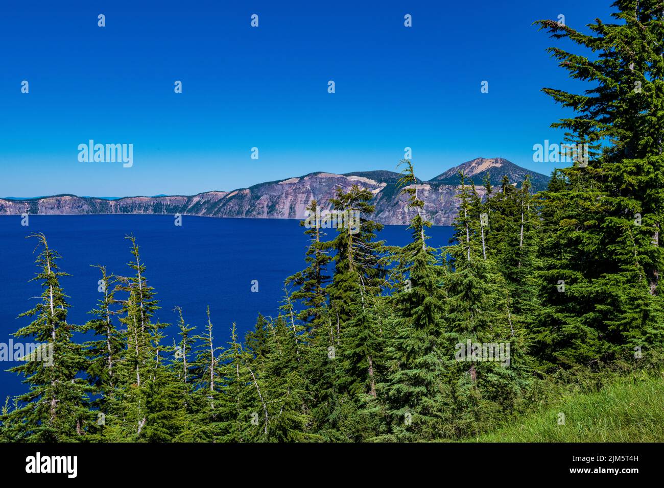 Vue sur Eagle Cove juste à l'extérieur du centre d'accueil dans le parc national de Crater Lake Banque D'Images