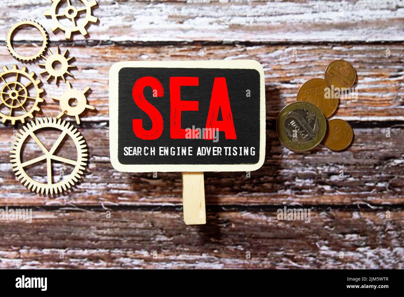 SEA - symbole publicitaire de moteur de recherche. Cubes en bois avec des mots 'sa - publicité de Search Engine'. Magnifique arrière-plan blanc, espace de copie. Affaires an Banque D'Images