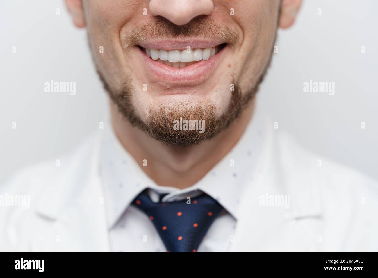 Gros plan de la bouche mâle avec des aligneurs clairs sur ses dents Banque D'Images