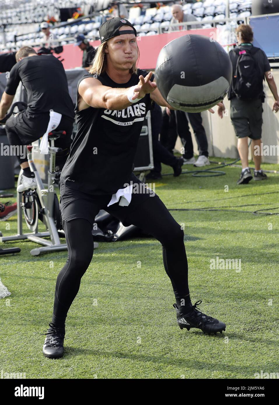 Canton, États-Unis. 04th août 2022. Le Trevor Lawrence de Jacksonville Jaguar se réchauffe avec une Medicine ball avant le début du Pro football Hall of Game contre les Raiders de Las Vegas à Canton, Ohio, jeudi, 4 août 2022. Photo par Aaron Josefczyk/UPI crédit: UPI/Alay Live News Banque D'Images