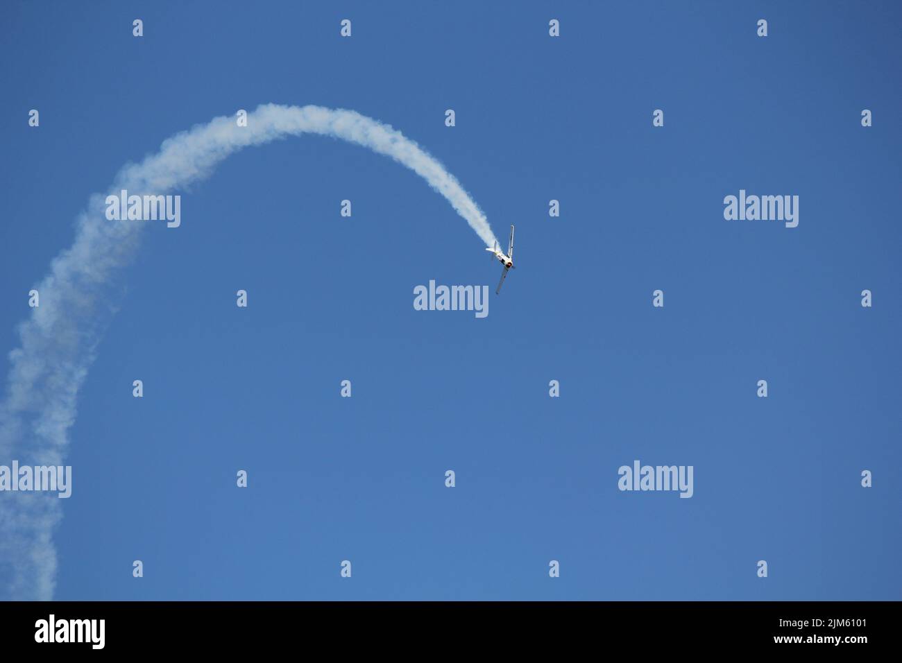 Photo en bas angle d'un avion nord-américain volant dans le ciel Banque D'Images