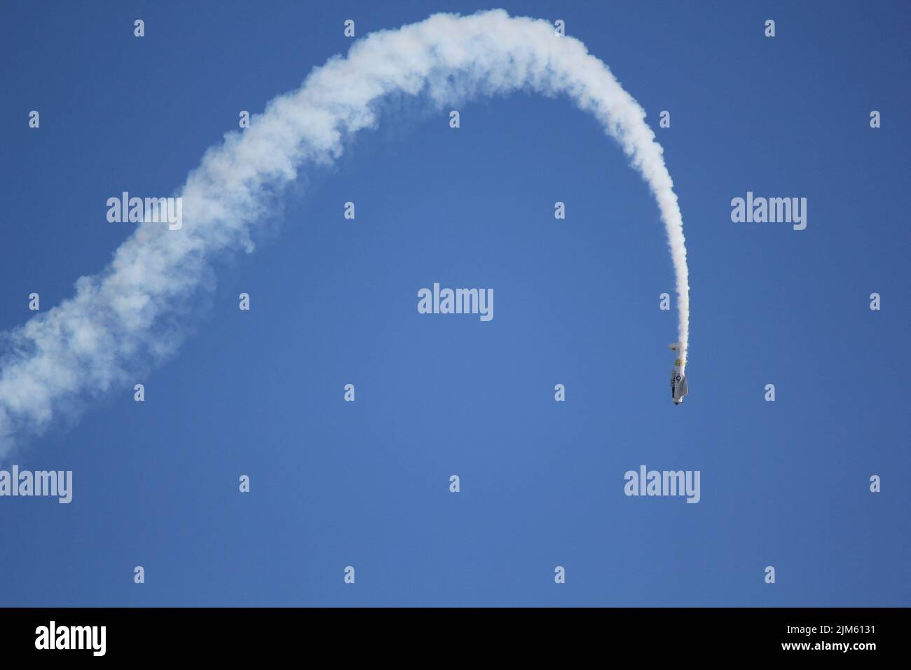 Photo en bas angle d'un avion nord-américain volant dans le ciel Banque D'Images