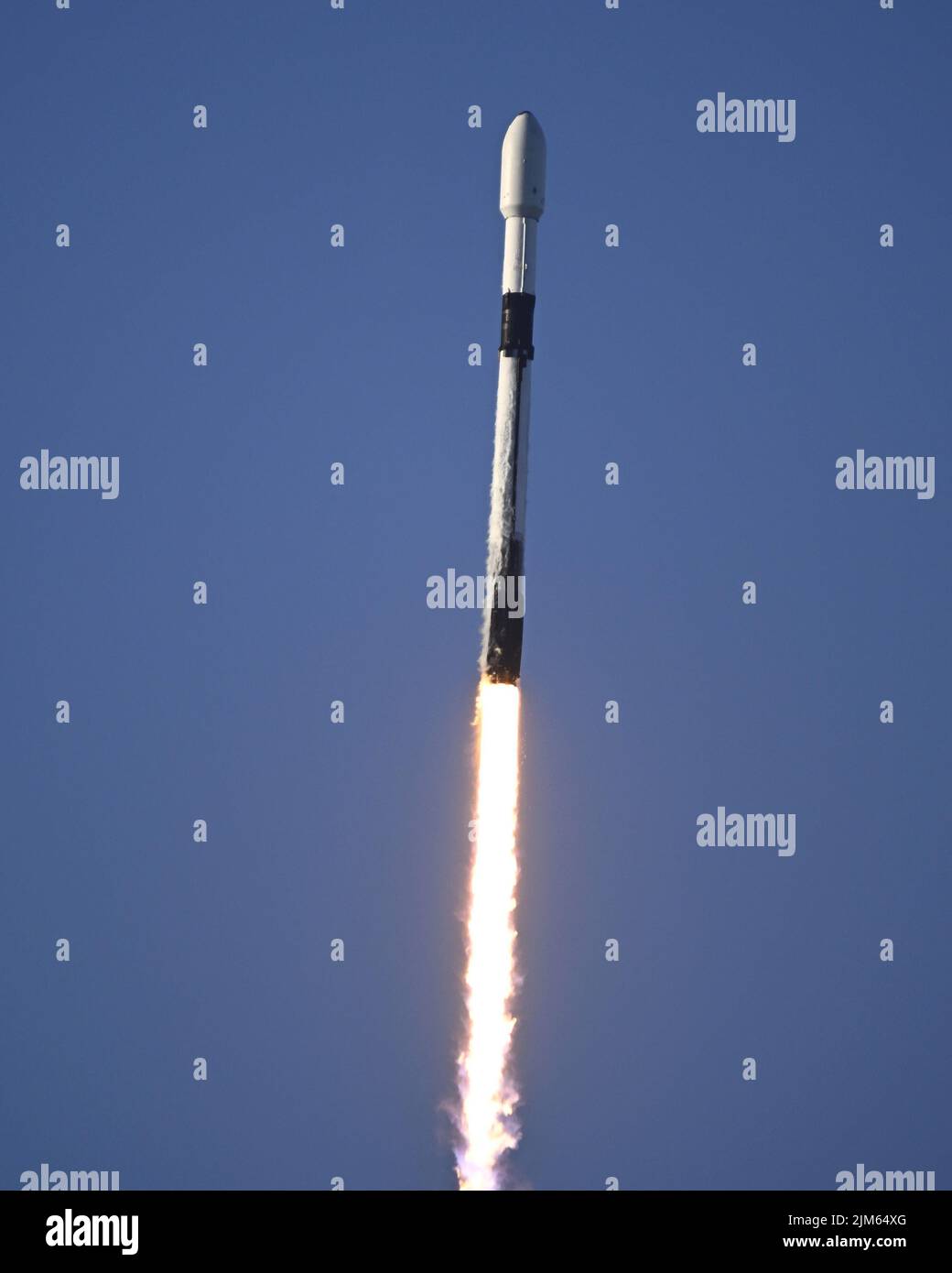 Une fusée SpaceX Falcon 9 lance l'orbiteur lunaire Pathfinder de Corée (KPLO) du complexe 40 à 7:08 PM depuis la station de la Force spatiale du Cap Canaveral, Floride, jeudi 4 août 2022. La mission de la Corée du Sud recherchera des zones potentielles de glace d'eau à la surface lunaire. Photo de Joe Marino/UPI crédit: UPI/Alay Live News Banque D'Images