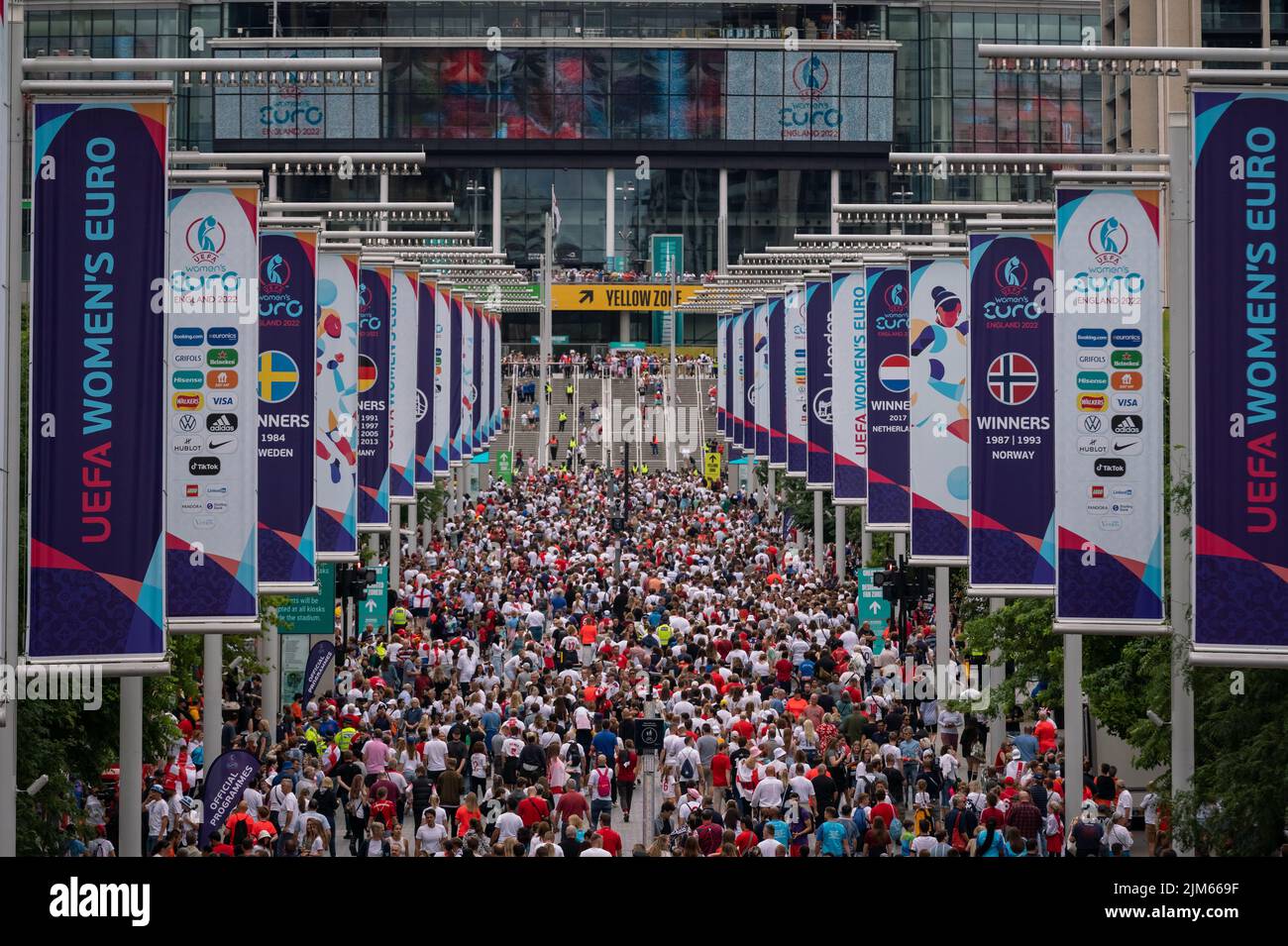 Euro 2022: Les fans arrivent au stade Wembley avant la finale du match des femmes de l'UEFA EURO Angleterre contre Allemagne. Londres, Royaume-Uni Banque D'Images