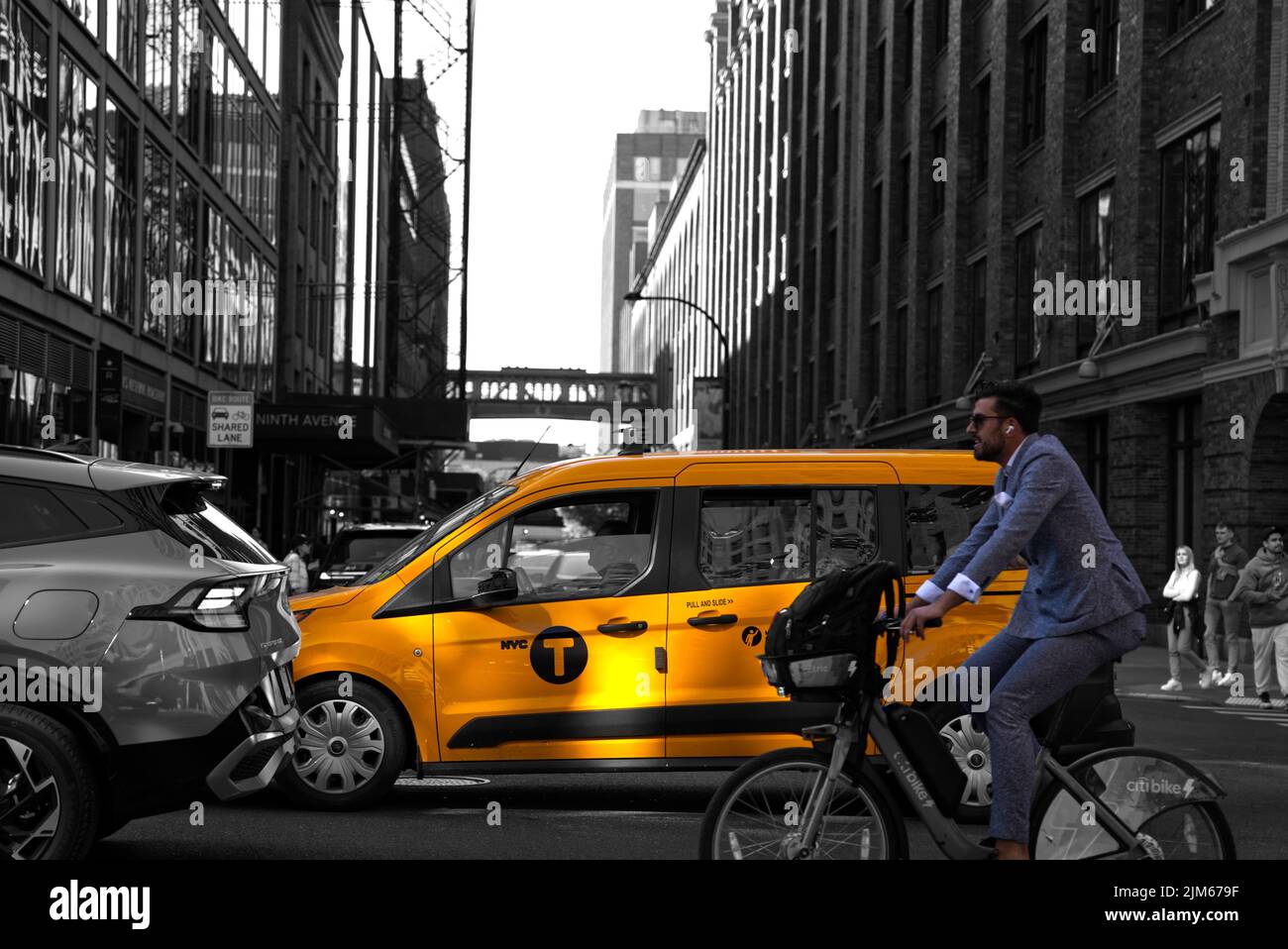 Une photo en niveaux de gris de la rue animée avec un taxi jaune vif. Times Square, New York, États-Unis. Banque D'Images