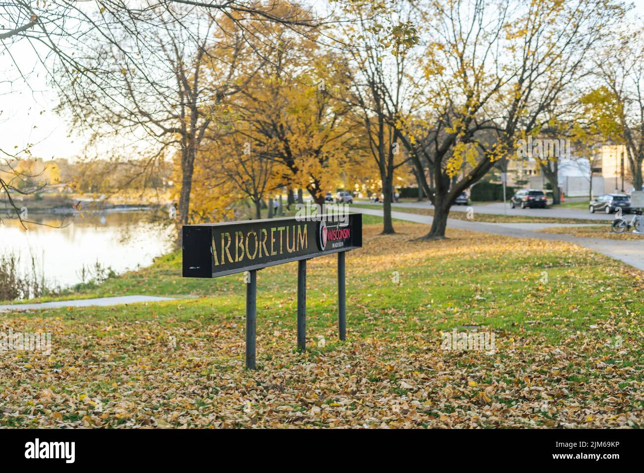 La vue du panneau dans le parc d'automne avec une inscription. Banque D'Images