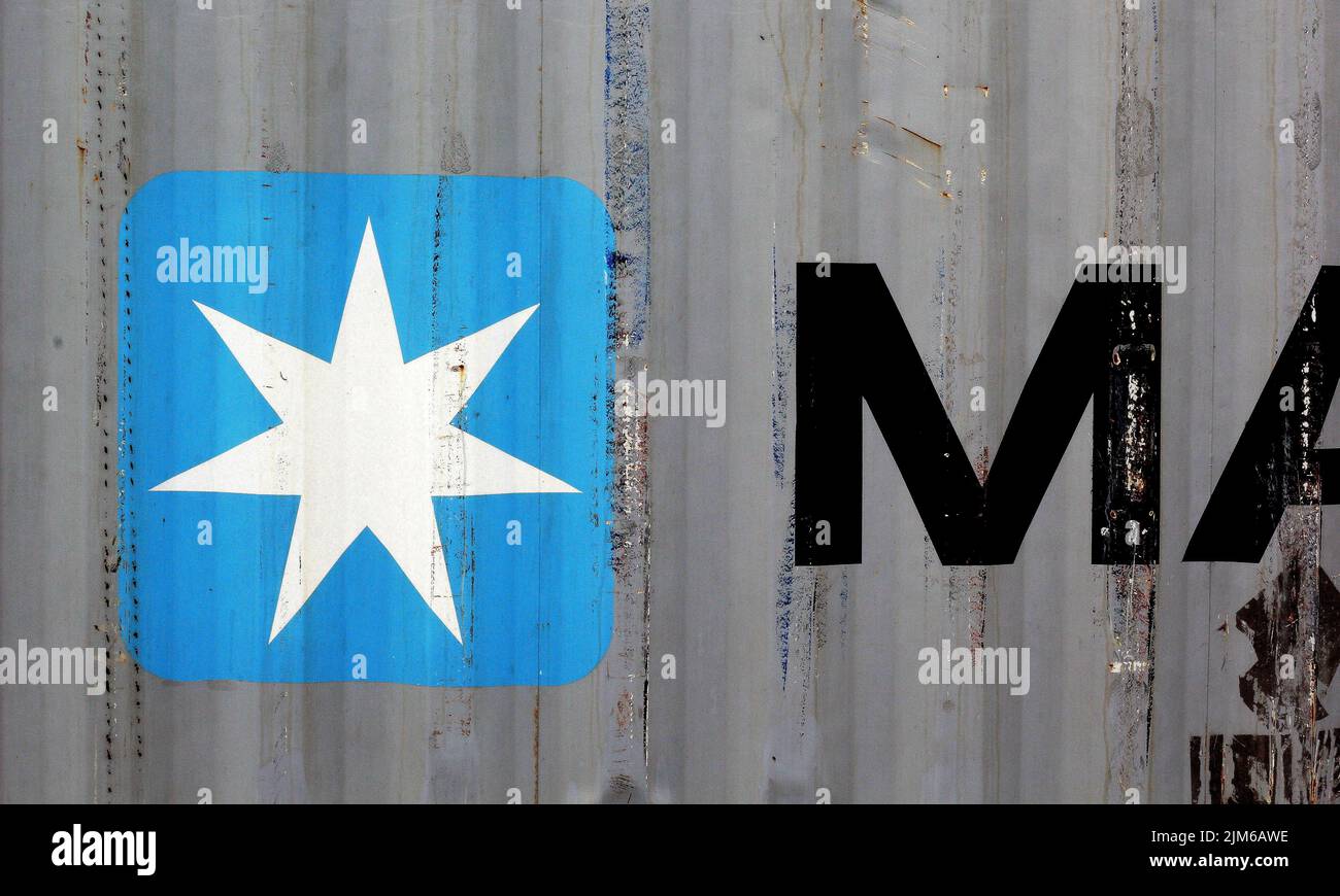 C'est un contenant gris avec le lettrage Maersk sur le logo ita avec une étoile sur un fond bleu clair peut être seenmaersk est une compagnie logistique Banque D'Images
