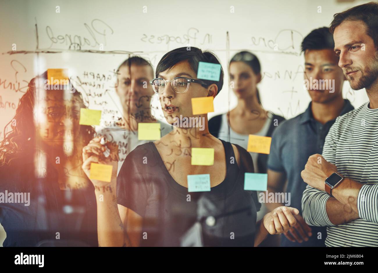 Les gens d'affaires planifient des idées sur un verre de réflexion, de brainstorming et de travail sur la stratégie pour un projet. Des employés intelligents, occupés et organisés Banque D'Images