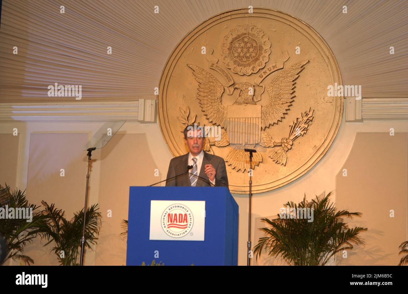 Bureau du Secrétaire - Secrétaire Carlos Gutierrez avec les concessionnaires automobiles nationaux (ouragan Katrina) Banque D'Images