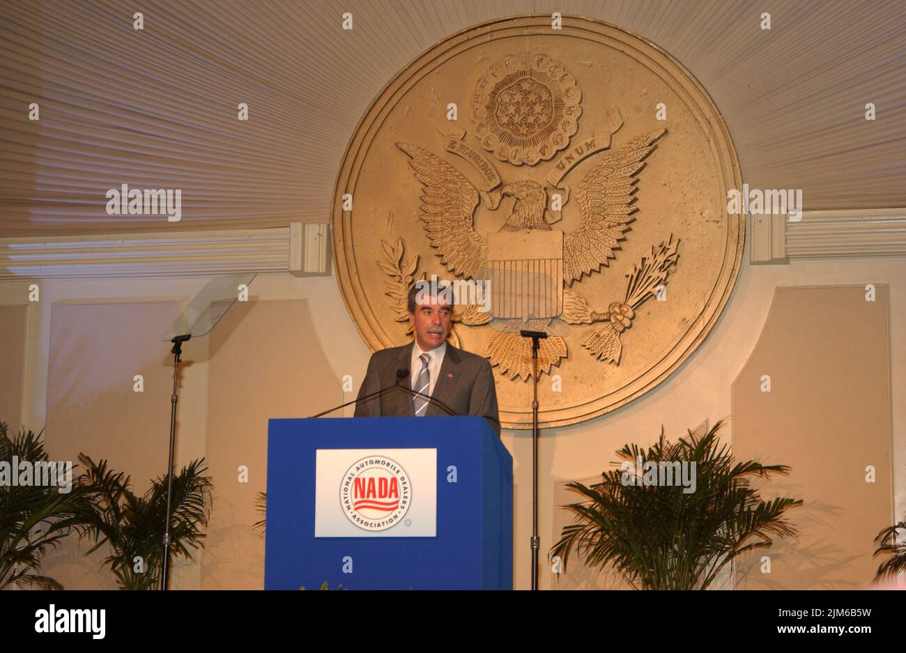 Bureau du Secrétaire - Secrétaire Carlos Gutierrez avec les concessionnaires automobiles nationaux (ouragan Katrina) Banque D'Images