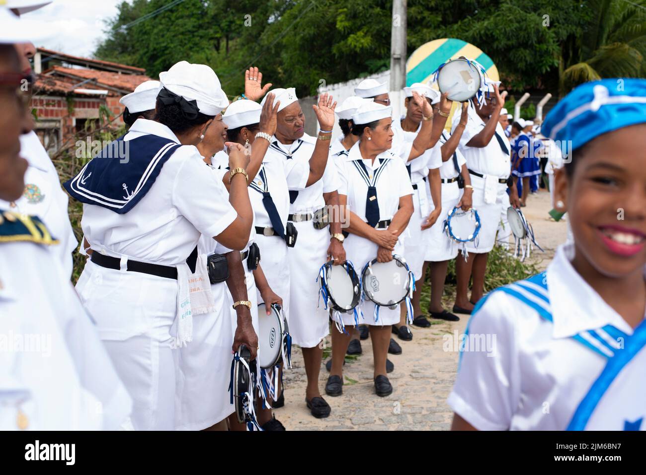 Saubara, Bahia, Brésil - 03 août 2019 : hommes, femmes et enfants, membres du groupe culturel Chegança dos Marujos, dansez et chantez en costumes duri Banque D'Images