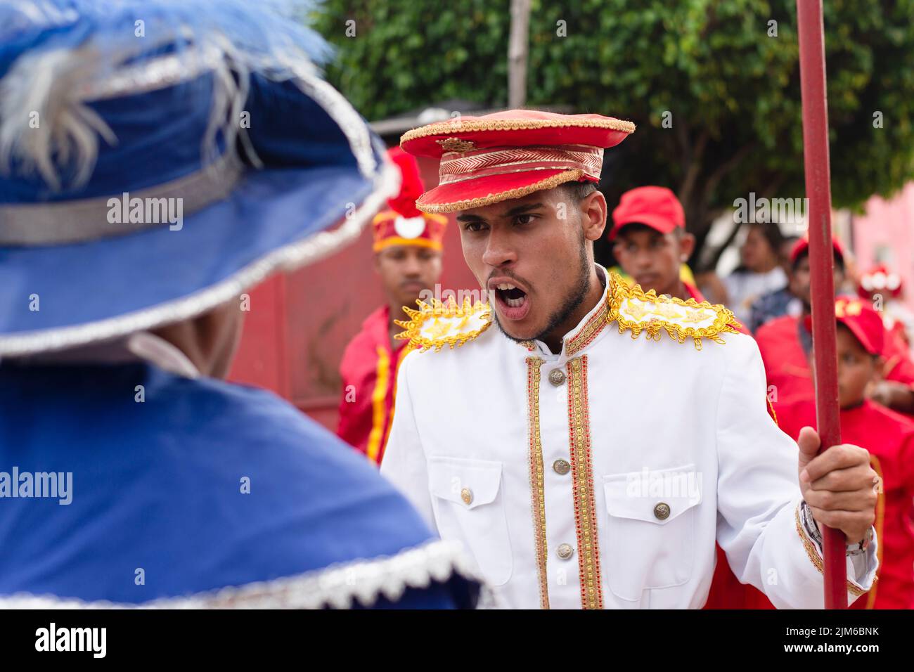 Saubara, Bahia, Brésil - 03 août 2019 : hommes, femmes et enfants, membres du groupe culturel Chegança dos Marujos, dansez et chantez en costumes duri Banque D'Images