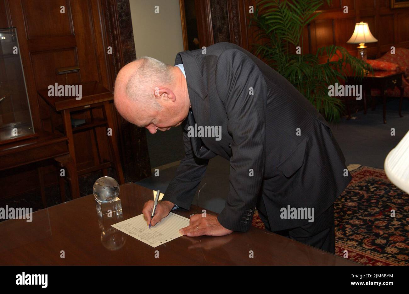 Bureau du Secrétaire - le Secrétaire Carlos Gutierrez avec Klaus Schwab Président du Forum économique mondial Banque D'Images